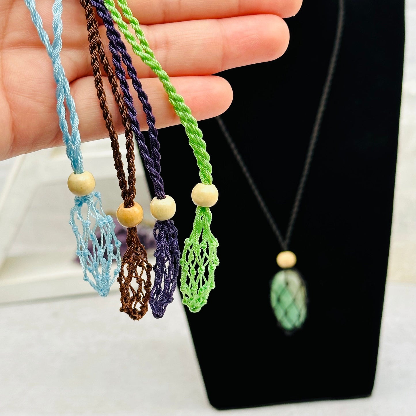 necklaces with netting comes in different colors