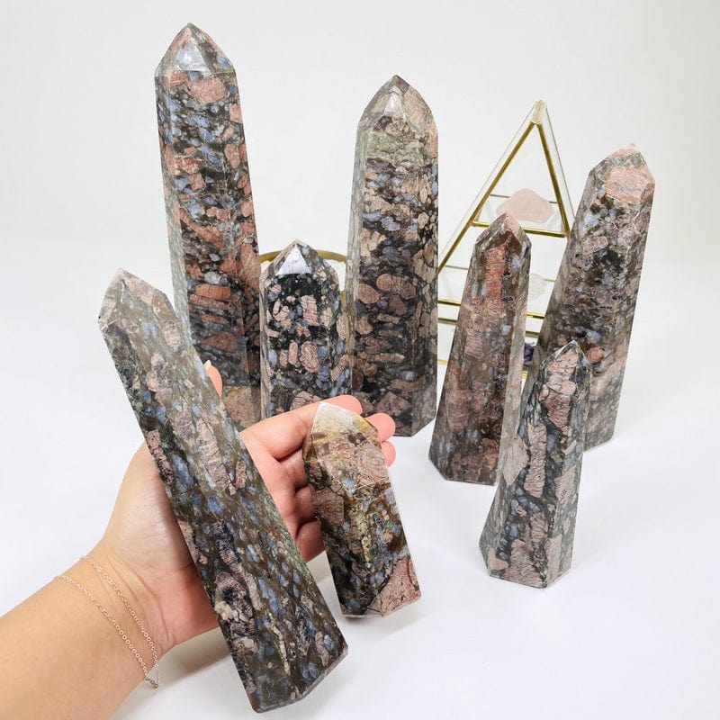 rhyolite points in hand for size reference