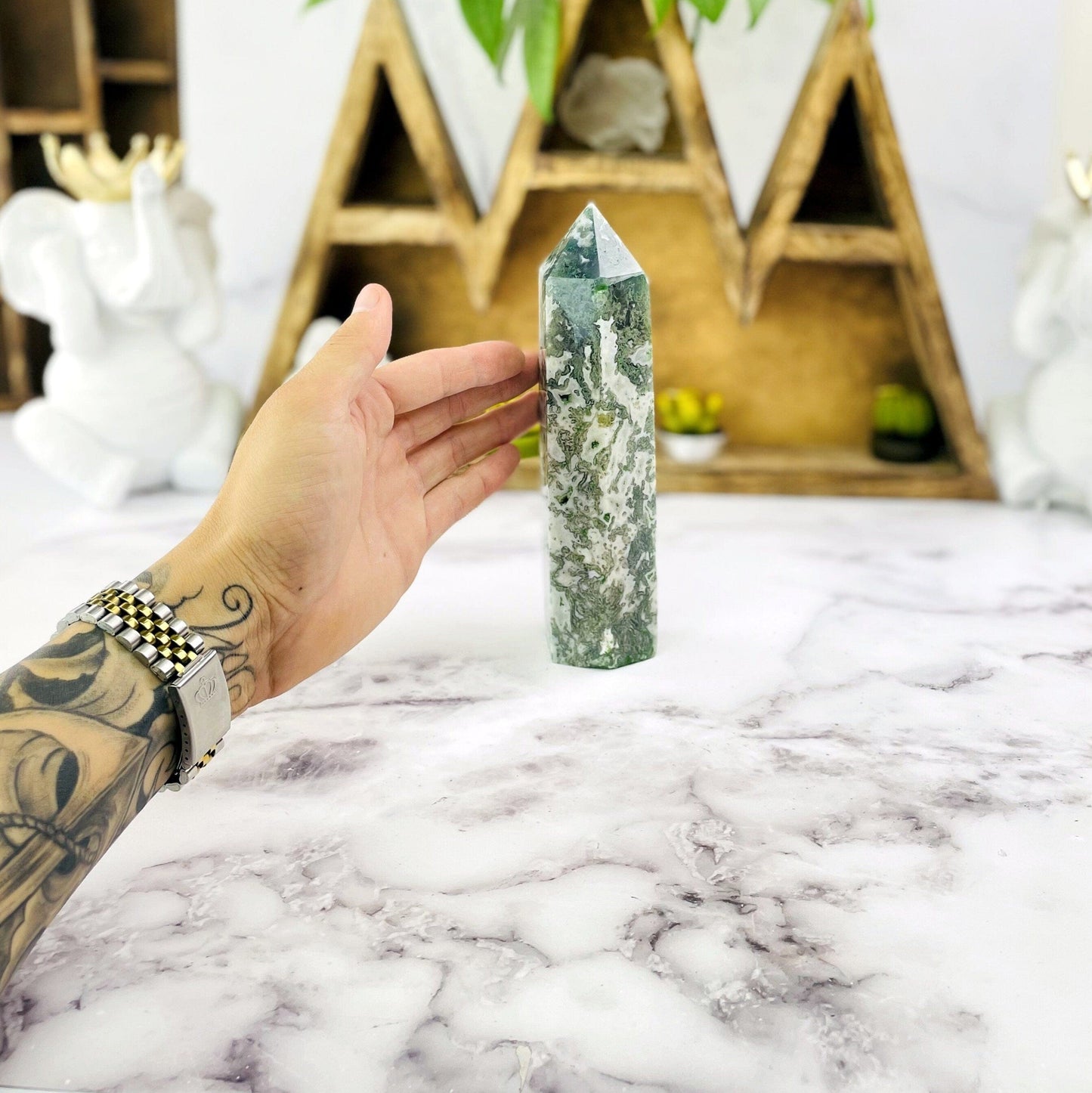 agate with decorations in the background