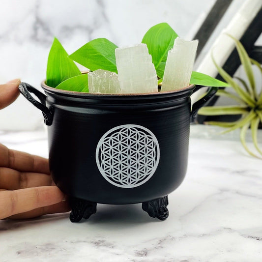 Metal Cauldron in black with selenite inside (selenite not included)
