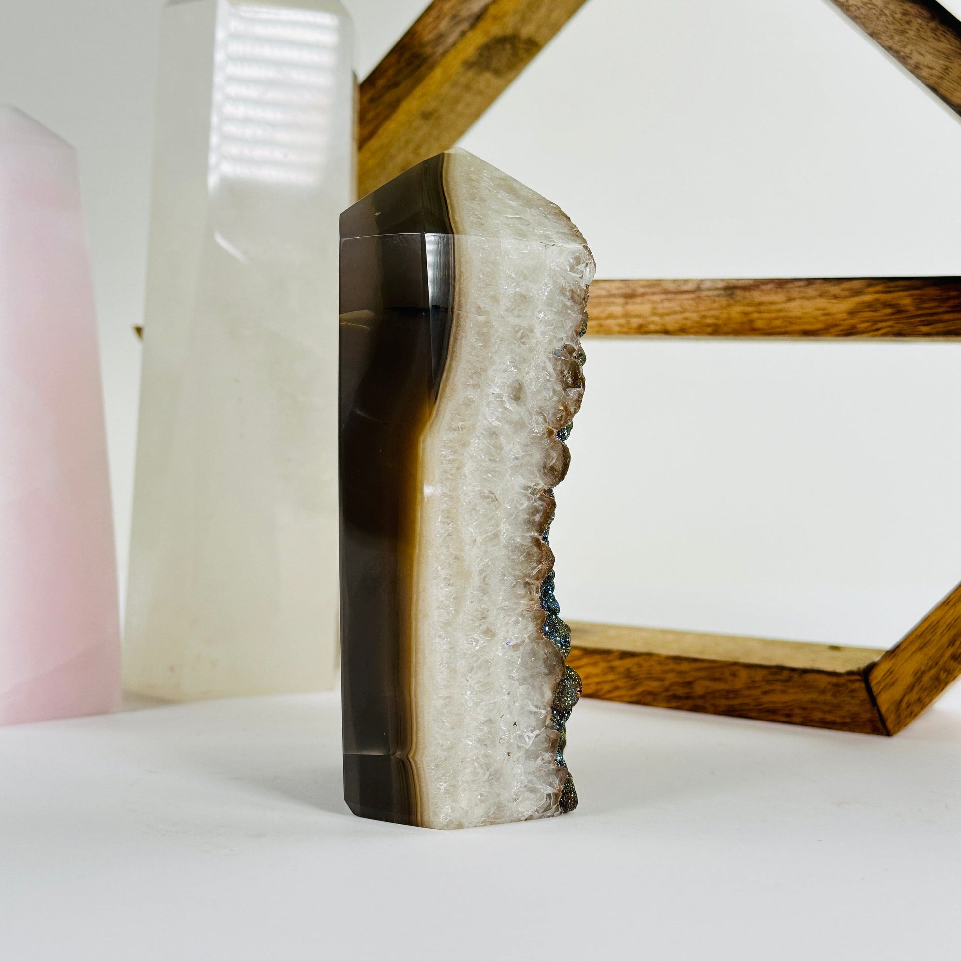 agate with decorations in the background