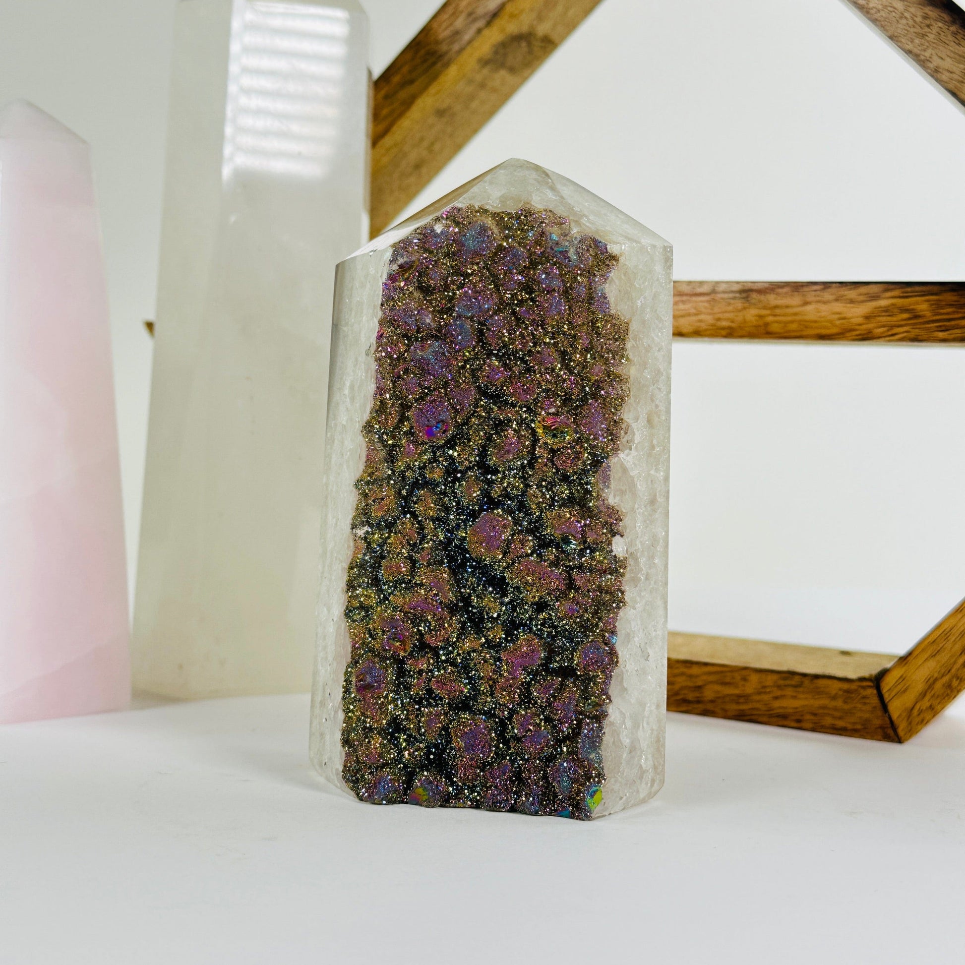 agate with decorations in the background