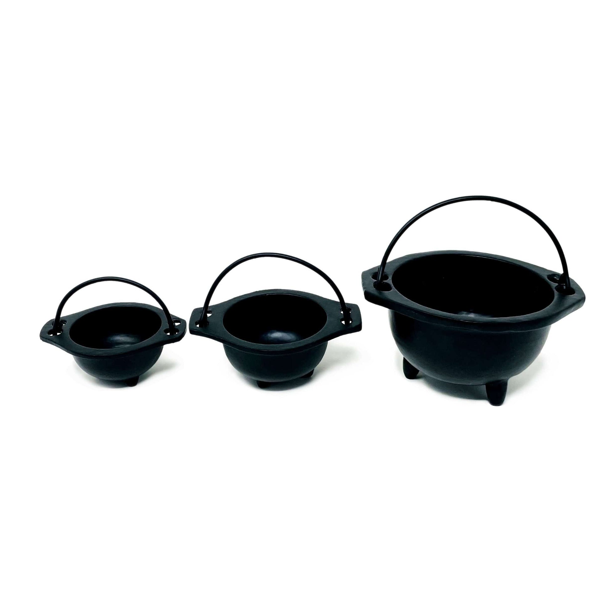 3 Different sizez of the Black Cauldron with handles