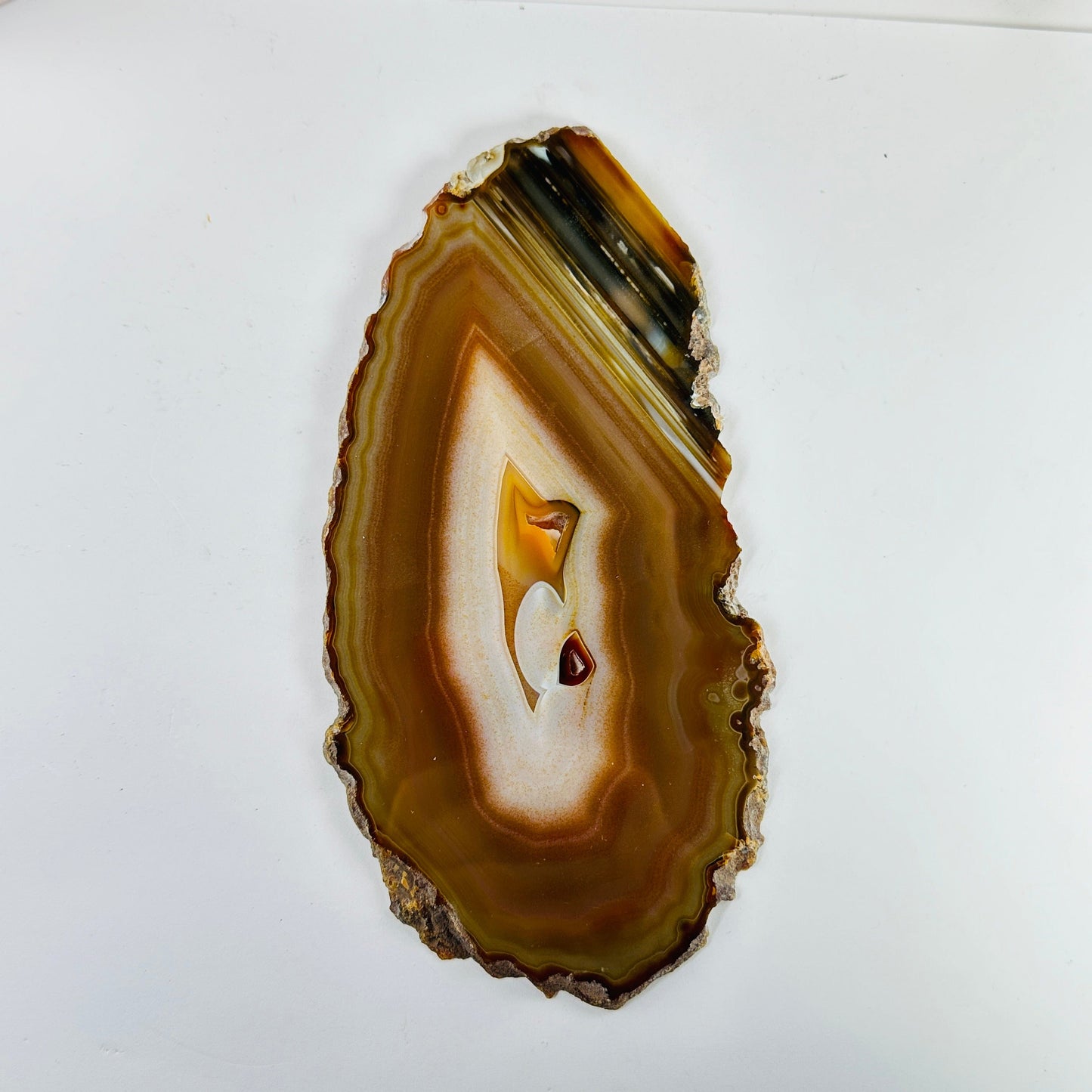 agate slices with decorations in the background