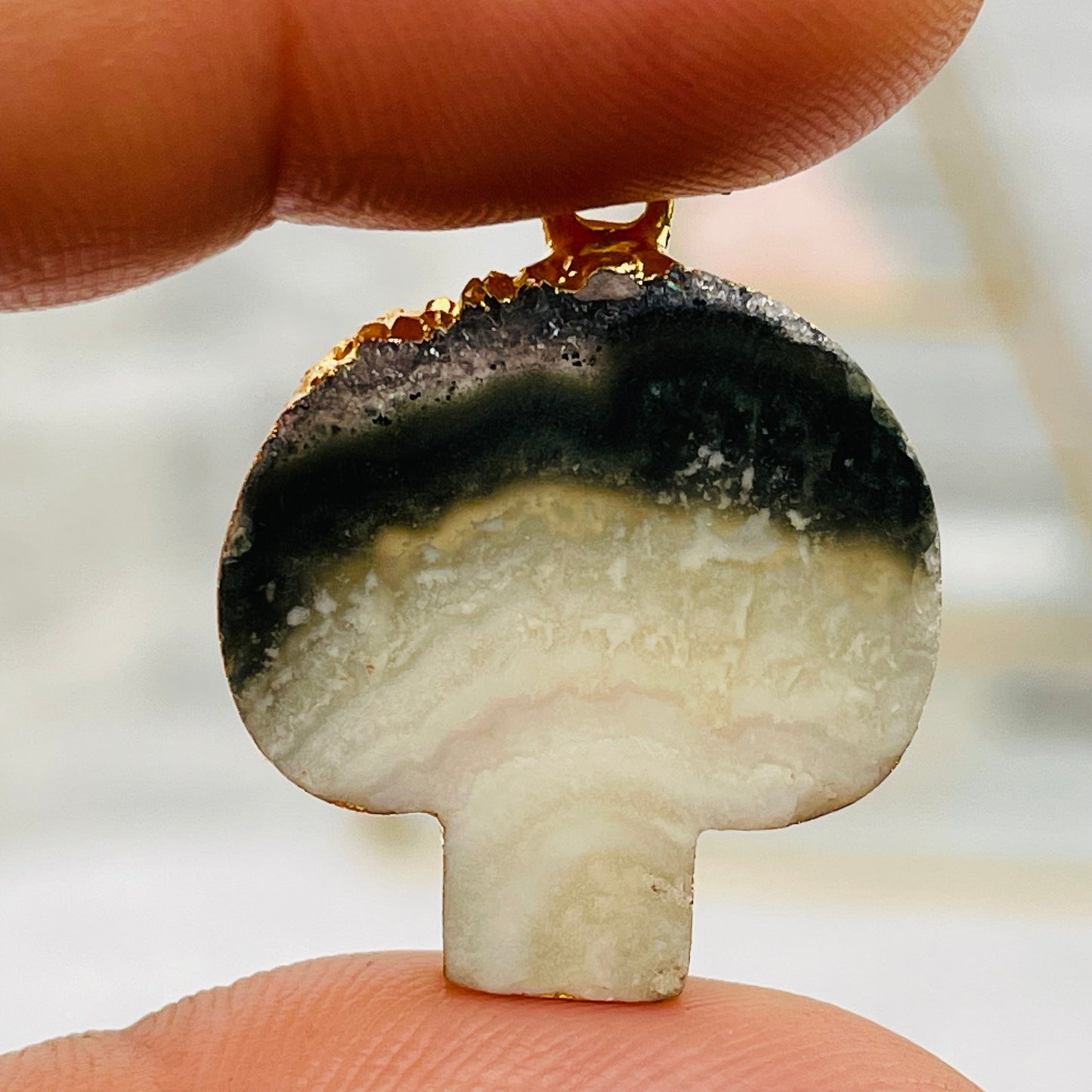 close up of the details on the amethyst mushroom slice