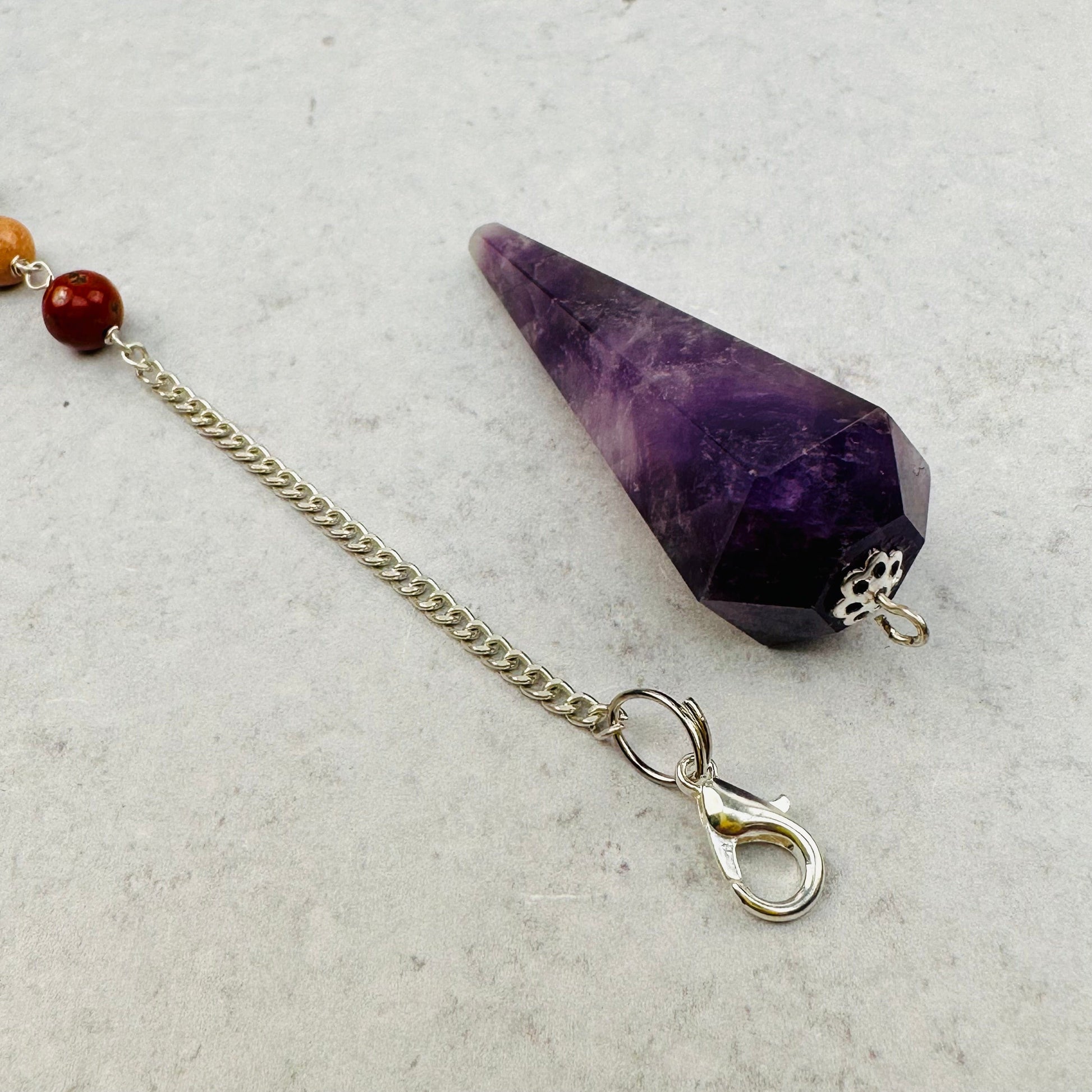 comes with a lobster clasp 