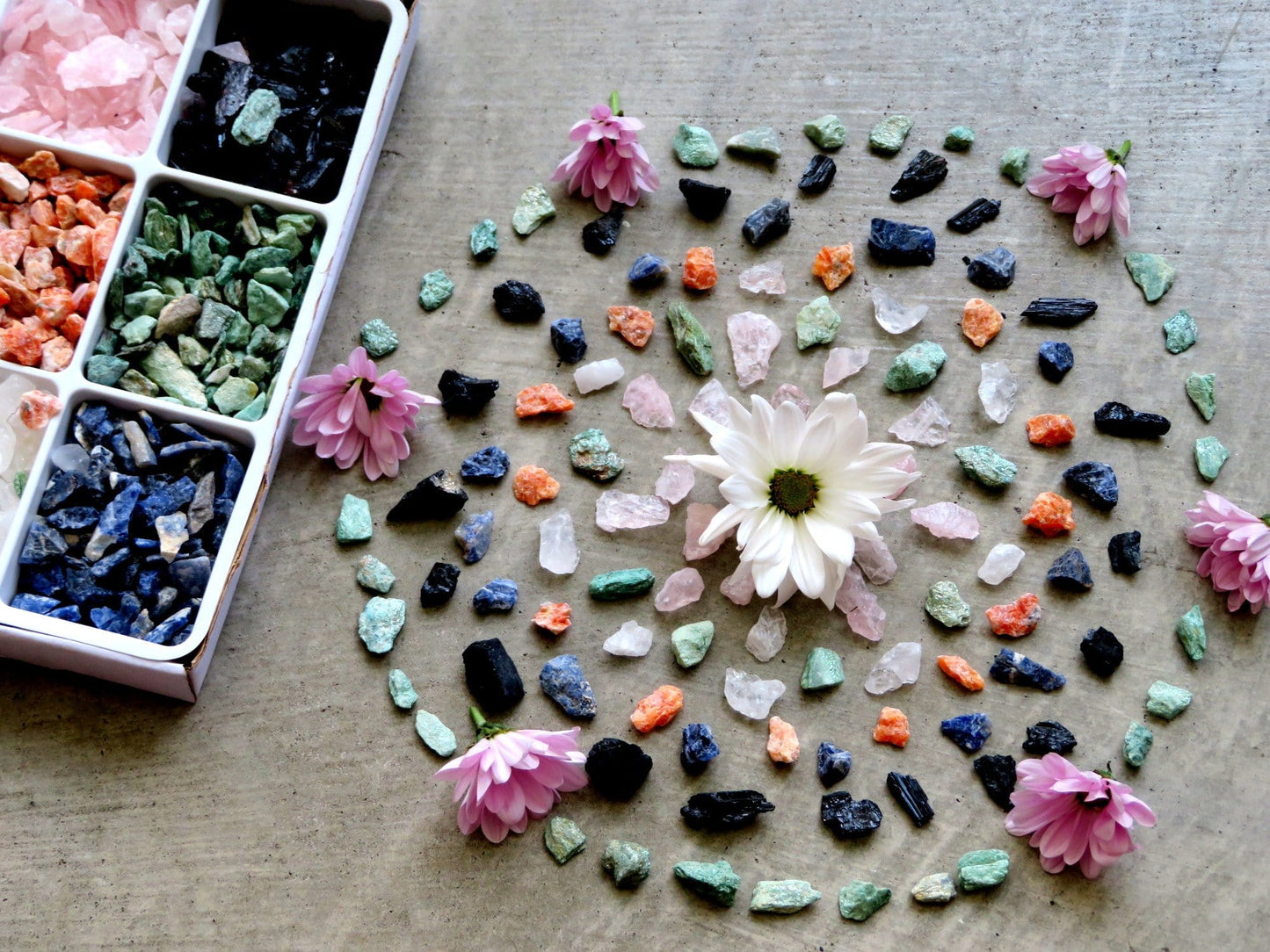 Rough Stone Mixed Set Crystal Grid with flowers