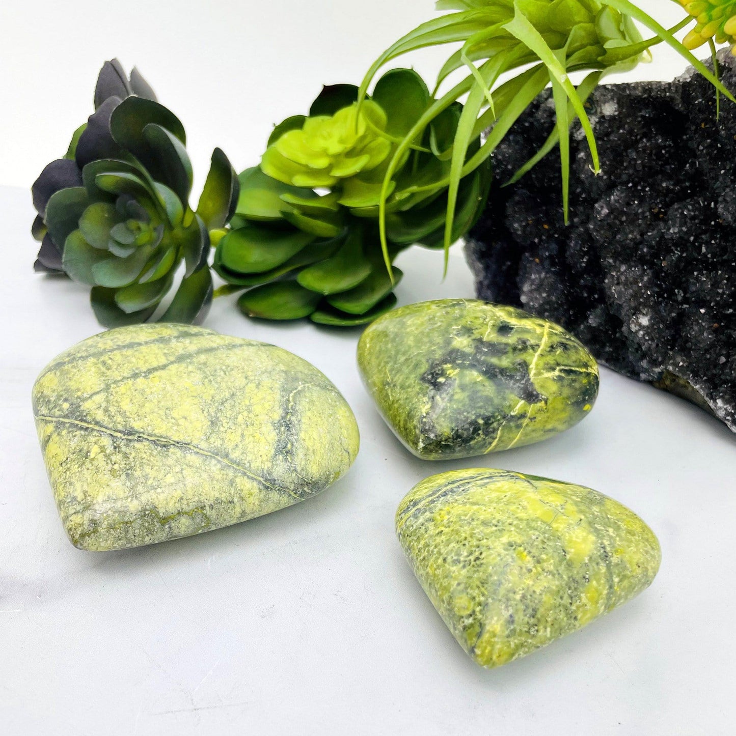 angled view of all three serpentine polished heart weight options on display for thickness