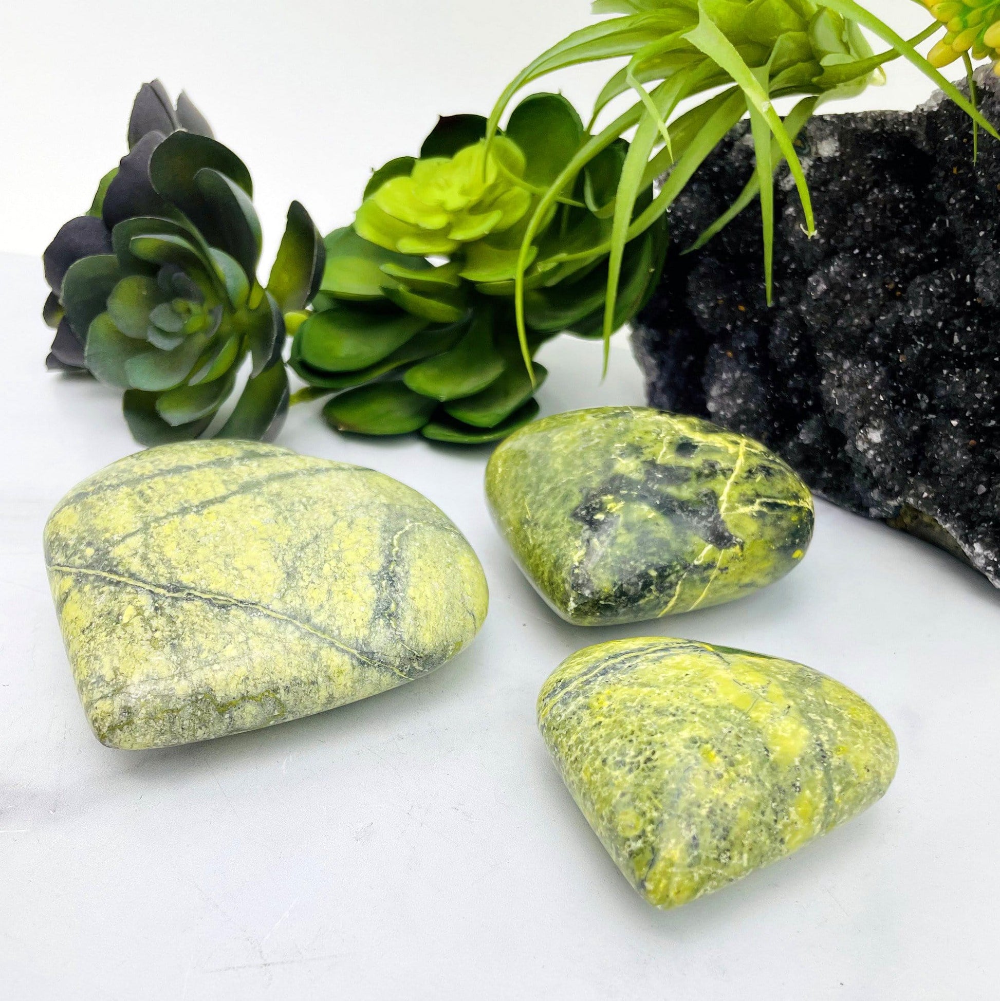 angled view of all three serpentine polished heart weight options on display for thickness