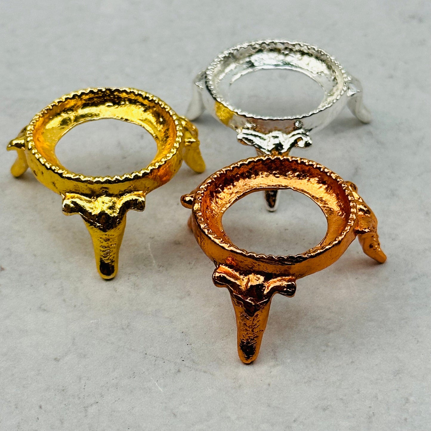 close up of the details on these sphere holders 