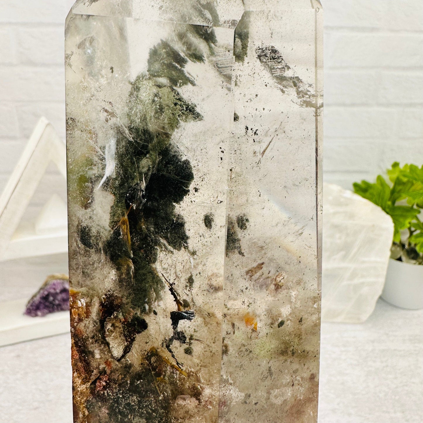 close up of the details on this quartz point 