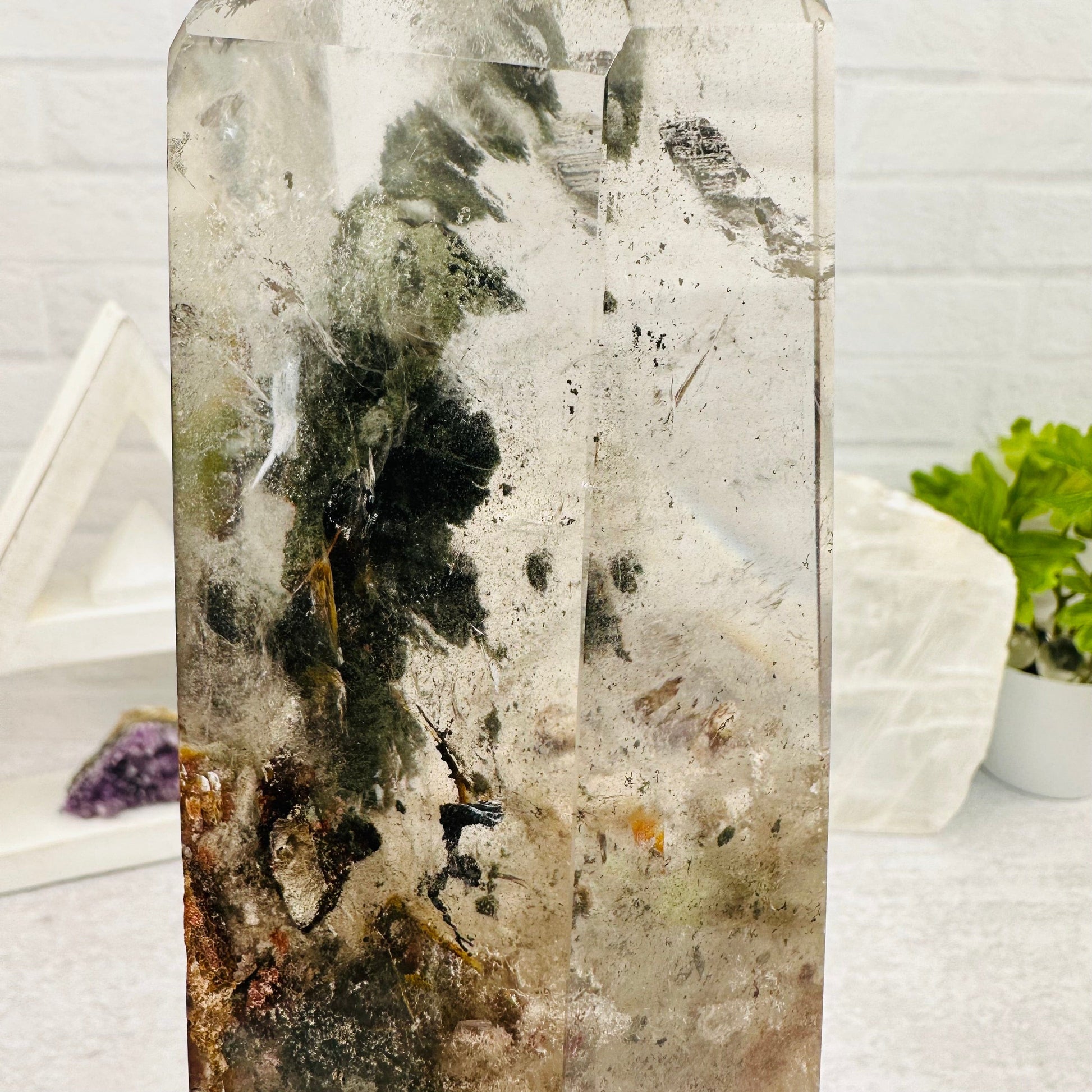 close up of the details on this quartz point 