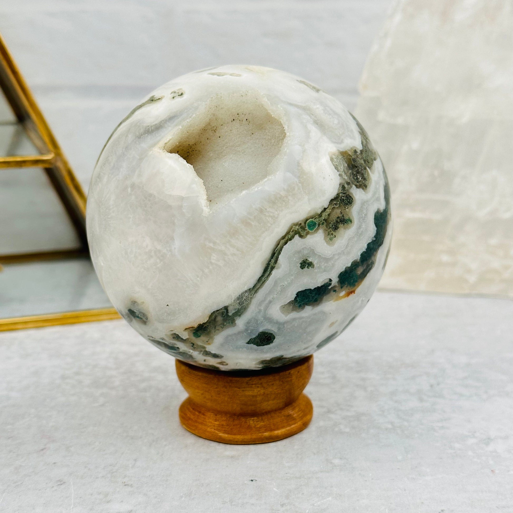 moss agate has natural inclusions 