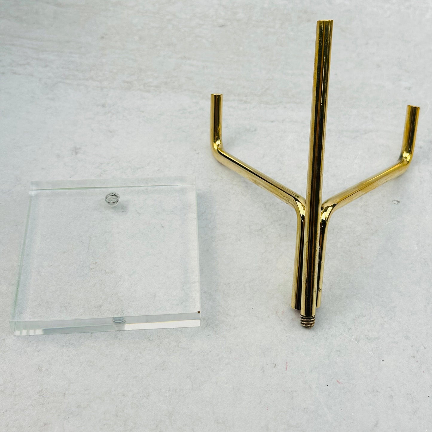 brass holder needs to be screwed in to the base 