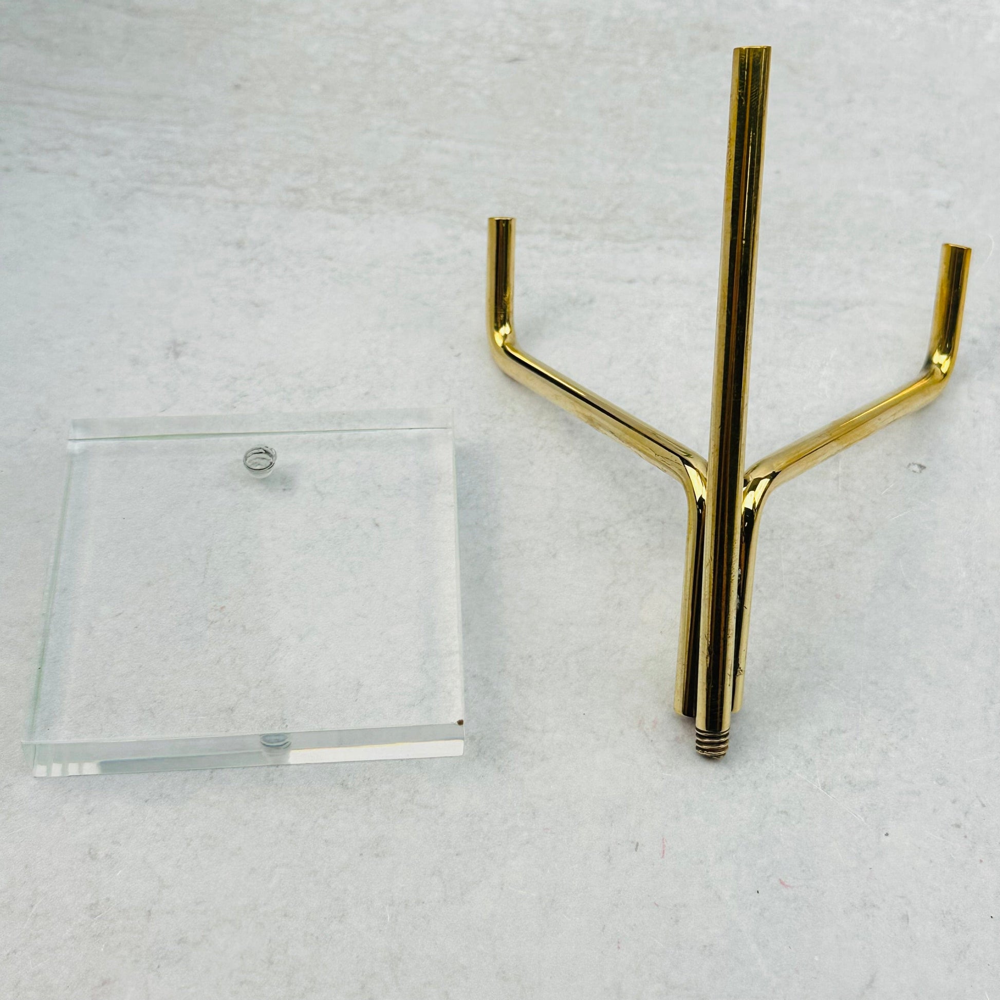 brass holder needs to be screwed in to the base 