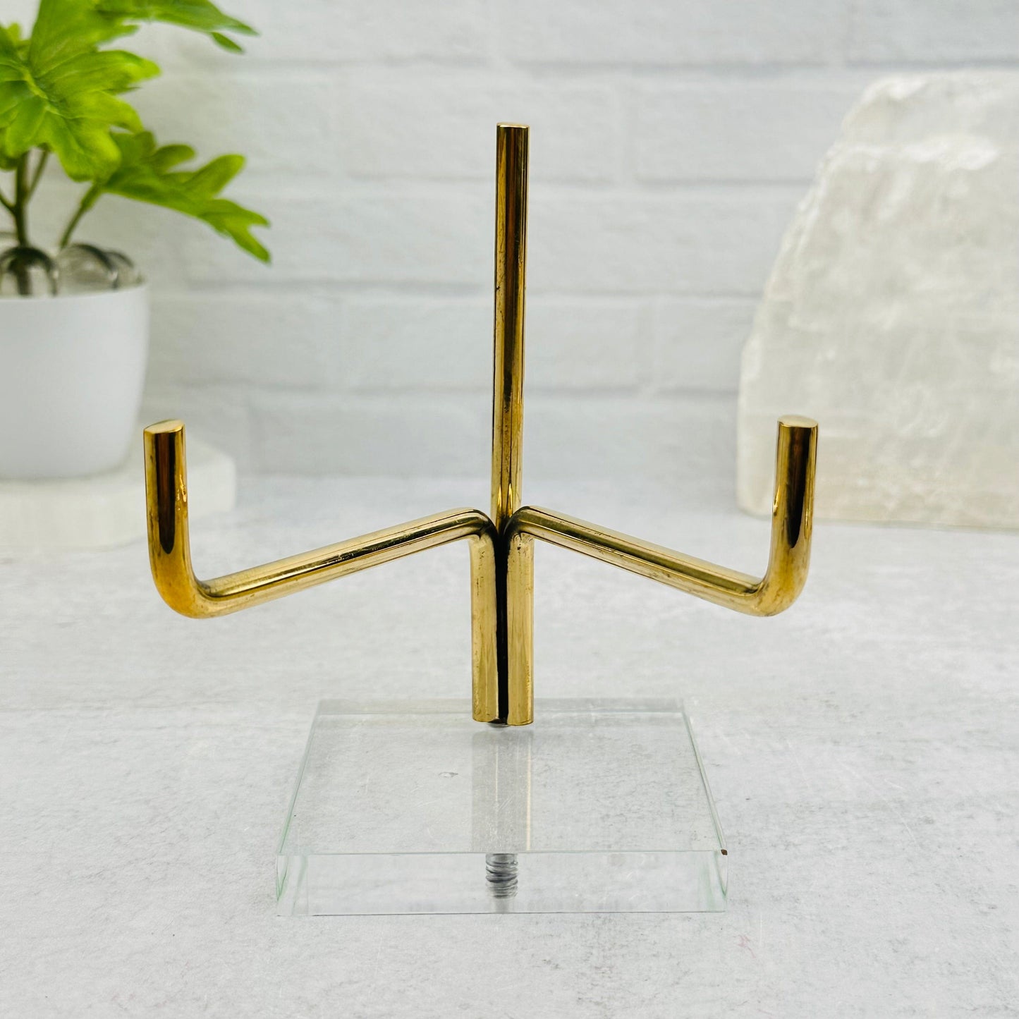 front view to the crystal stand 