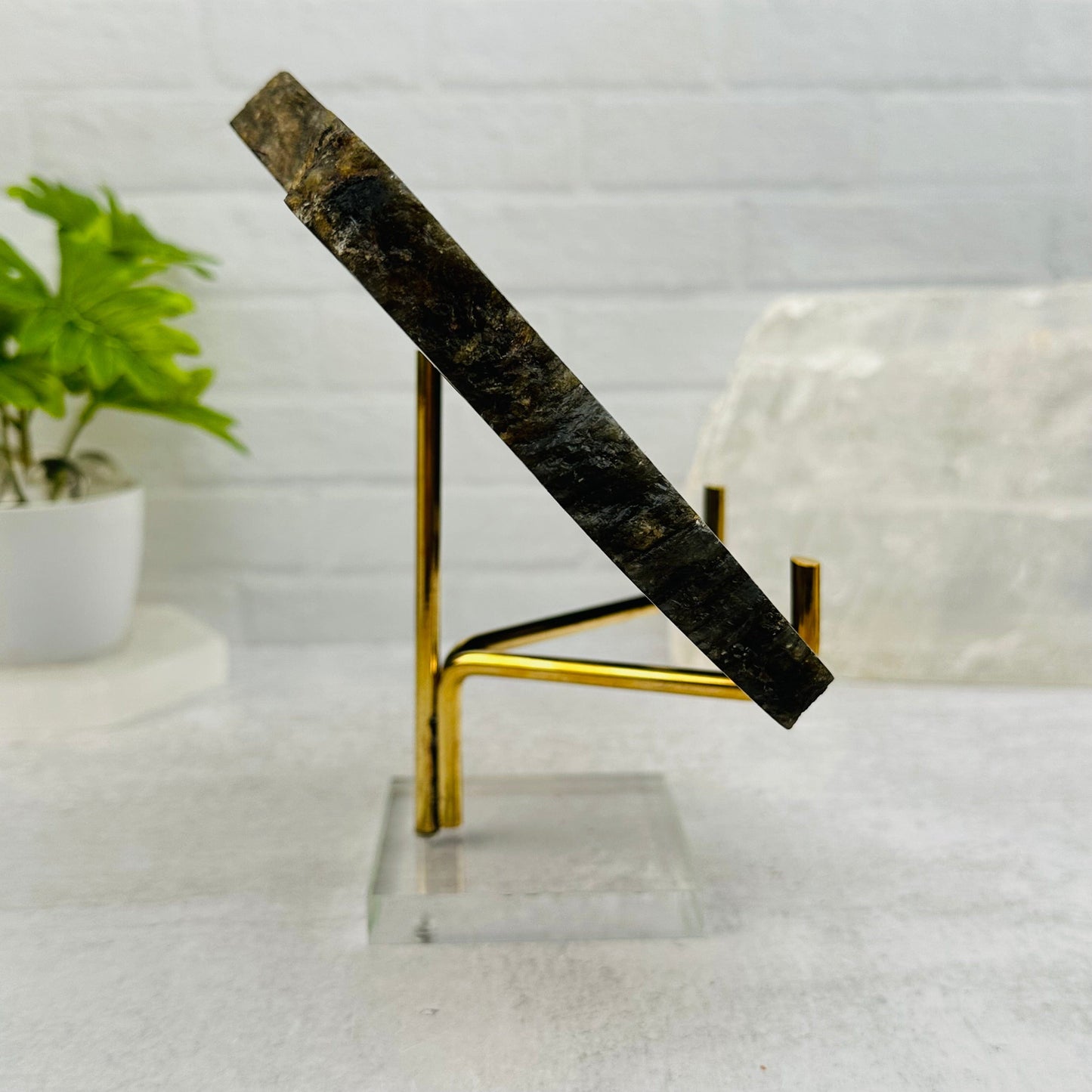 side view to show how it holds a slab 