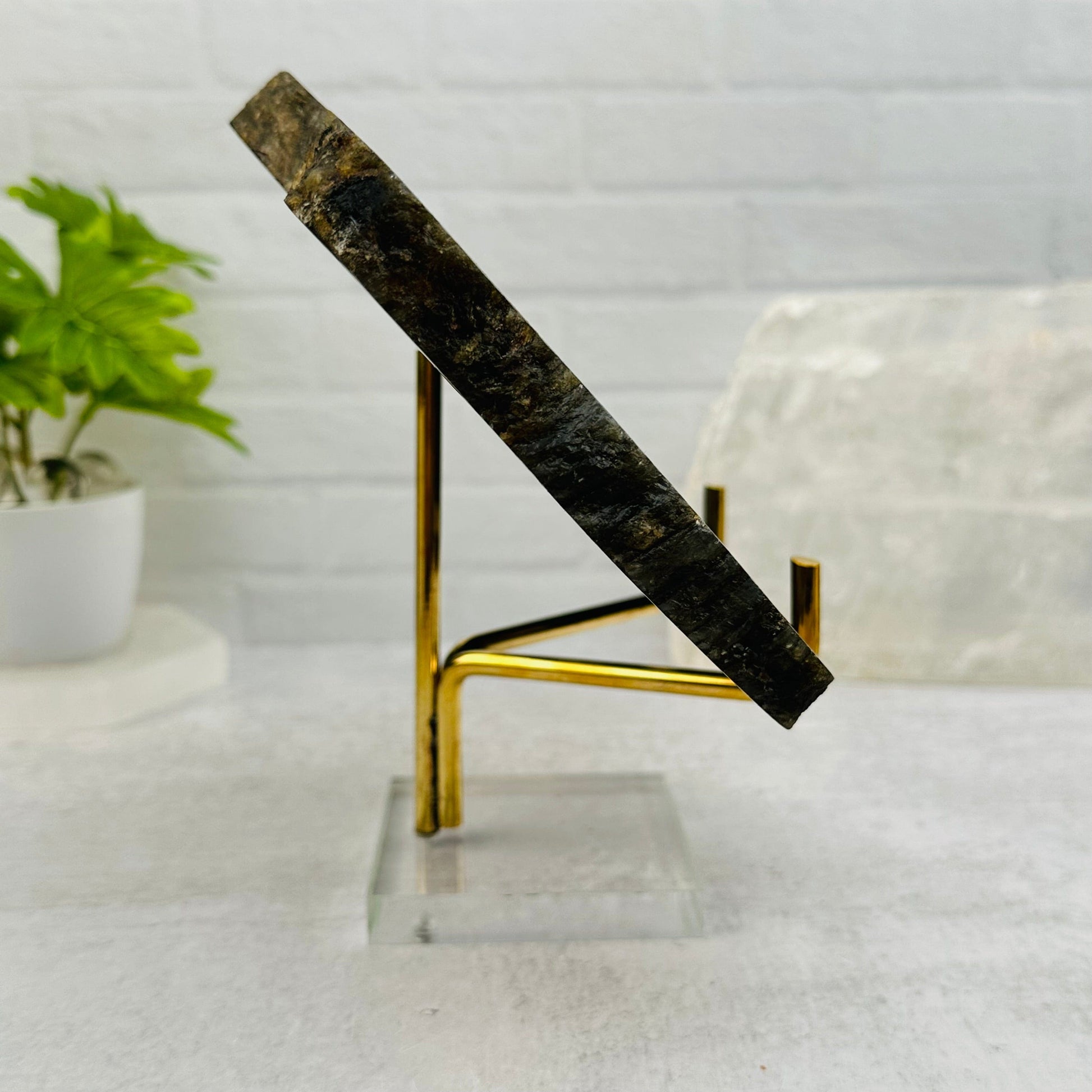 side view to show how it holds a slab 