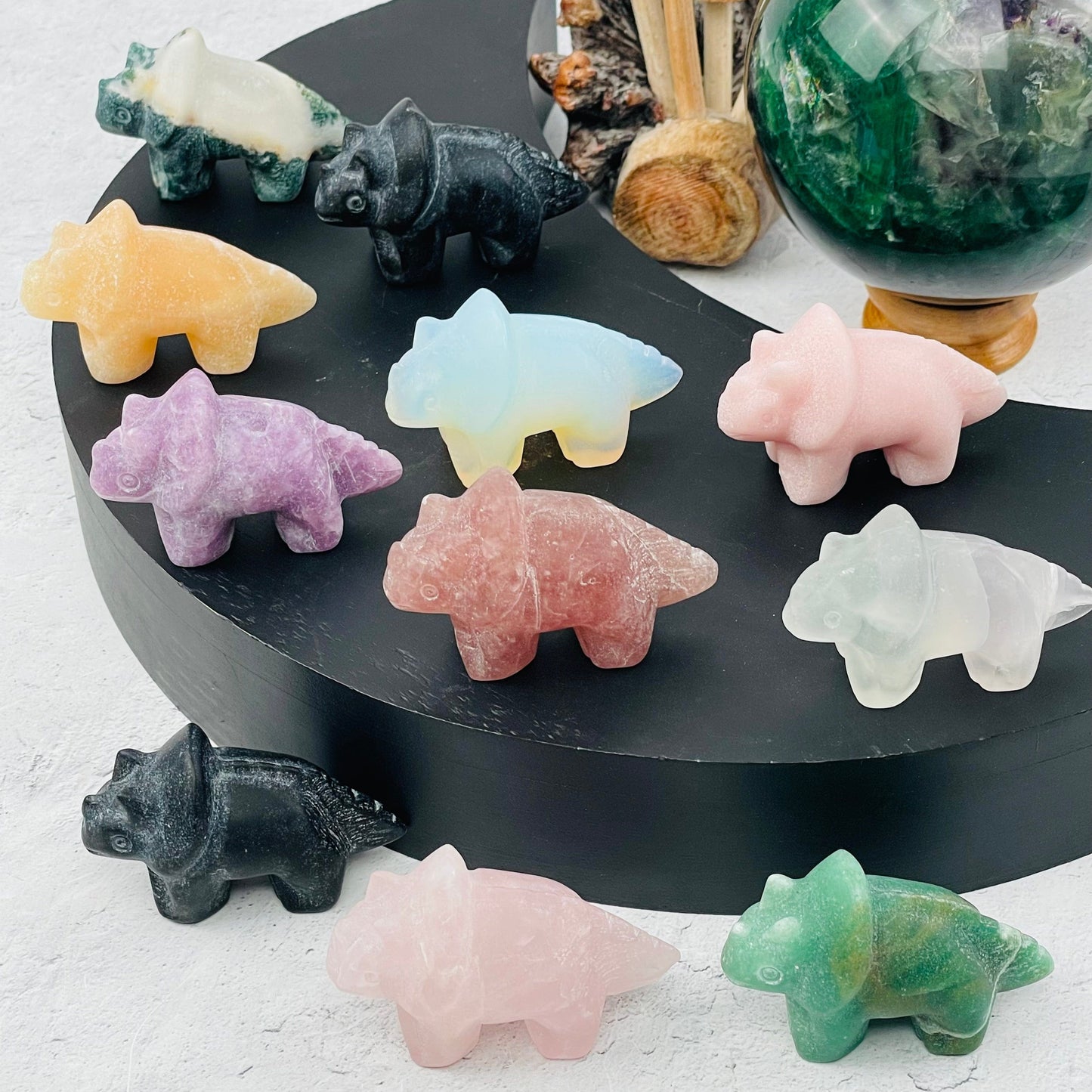 multiple dinosaurs displayed t show the differences in the gemstone types 