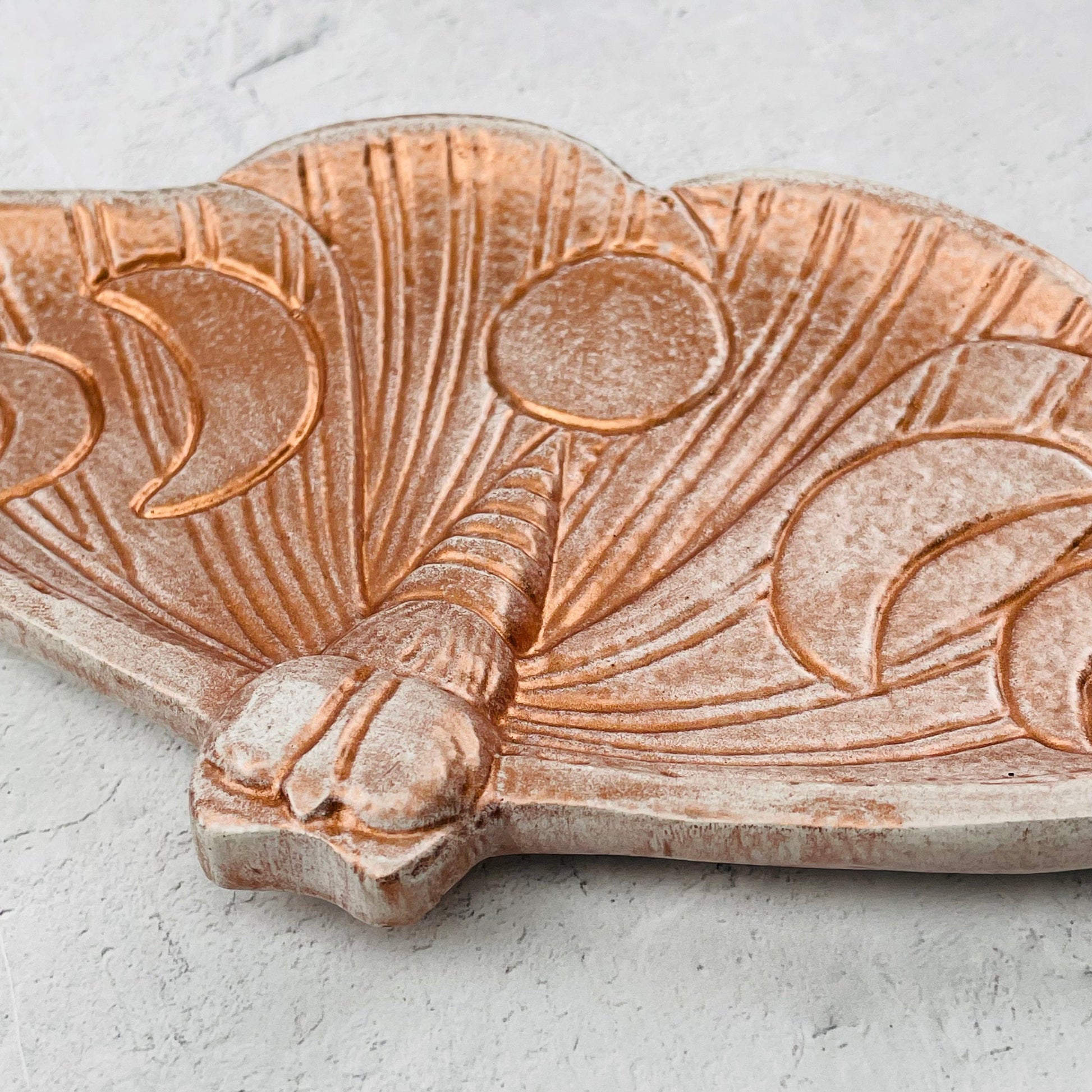 close up of the details on the bowl 