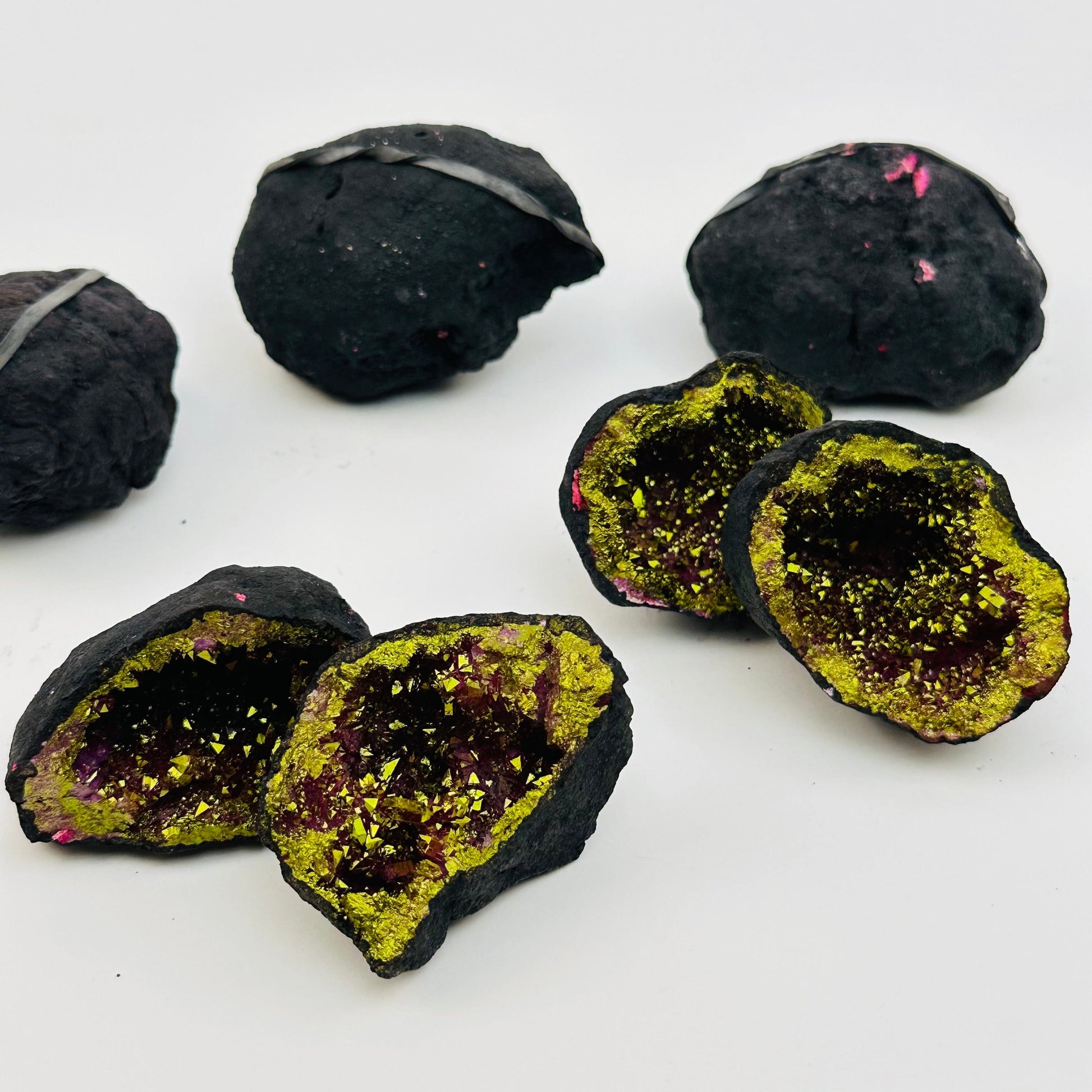 multiple geodes displayed to show the differences in the sizes and color shades 