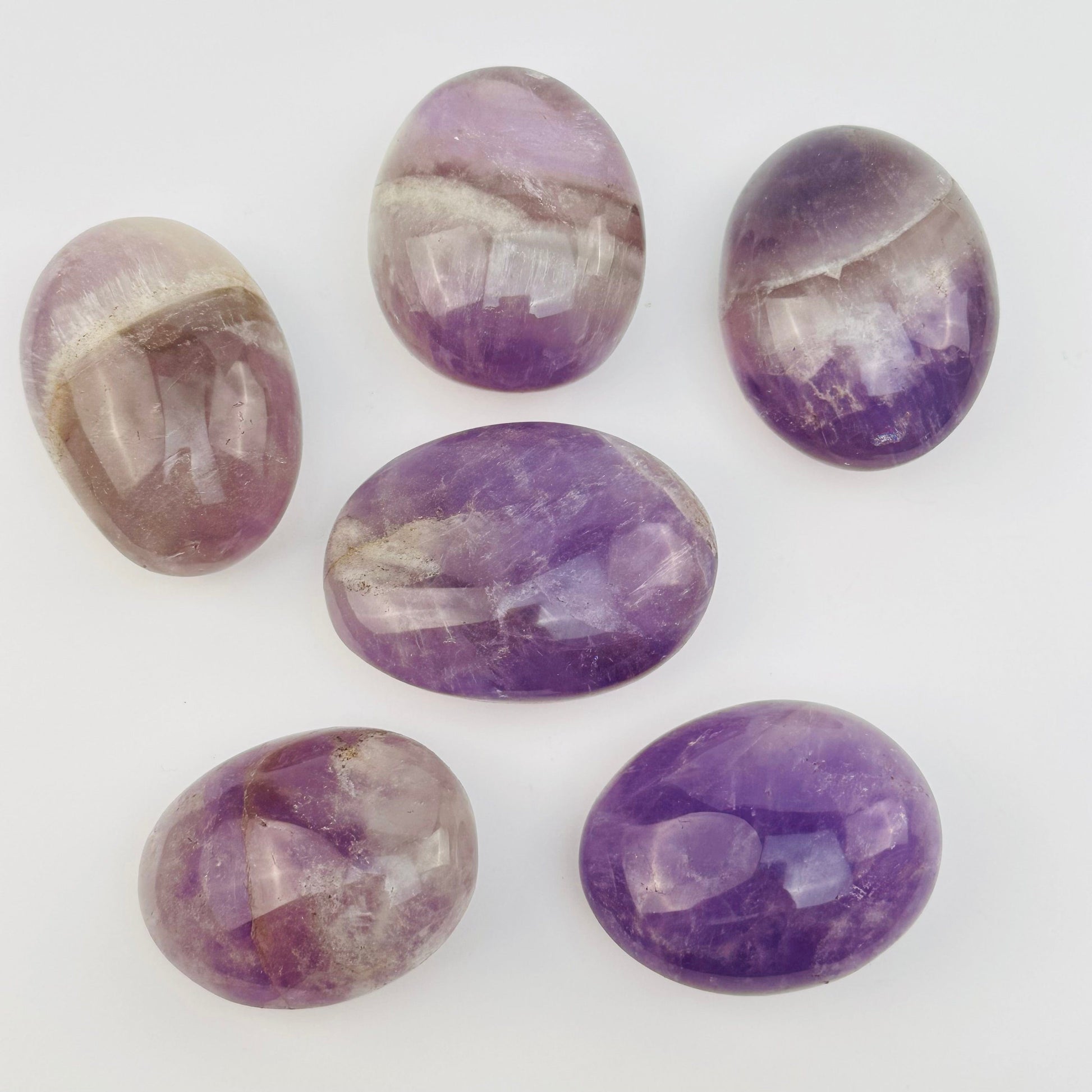palm stones displayed to show the differences in the sizes and color shades 
