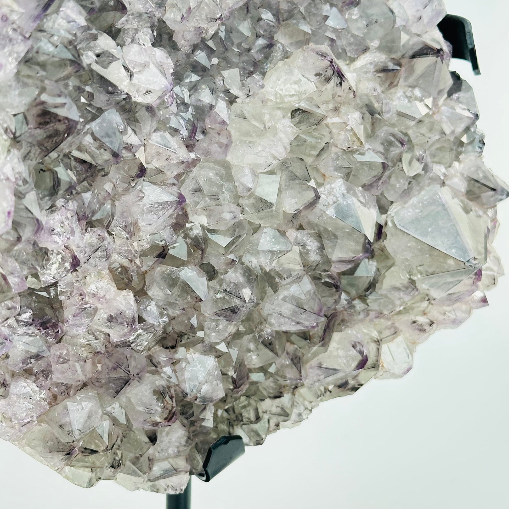 close up of the amethyst crystal clusters 
