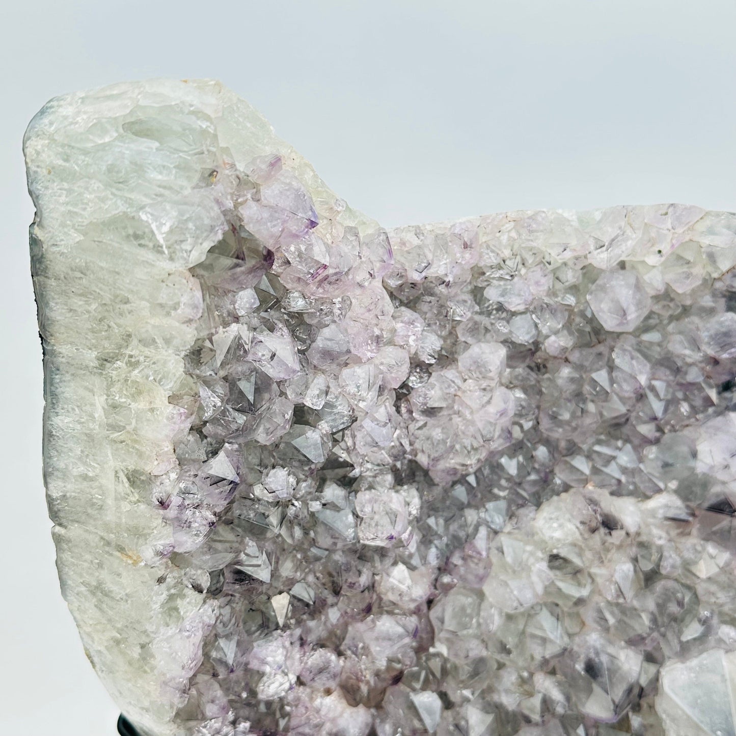 close up of the amethyst crystal clusters 