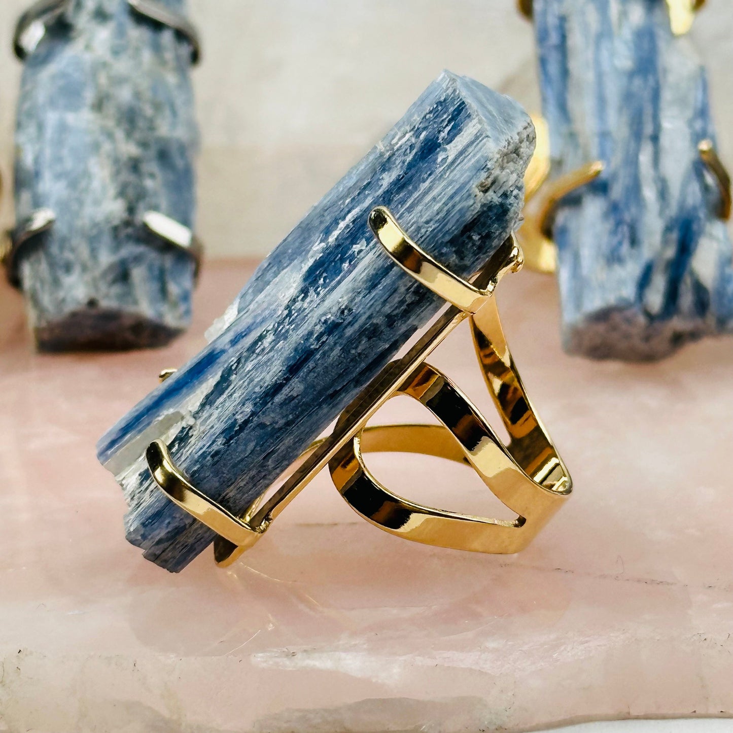rings has an adjustable ring band
