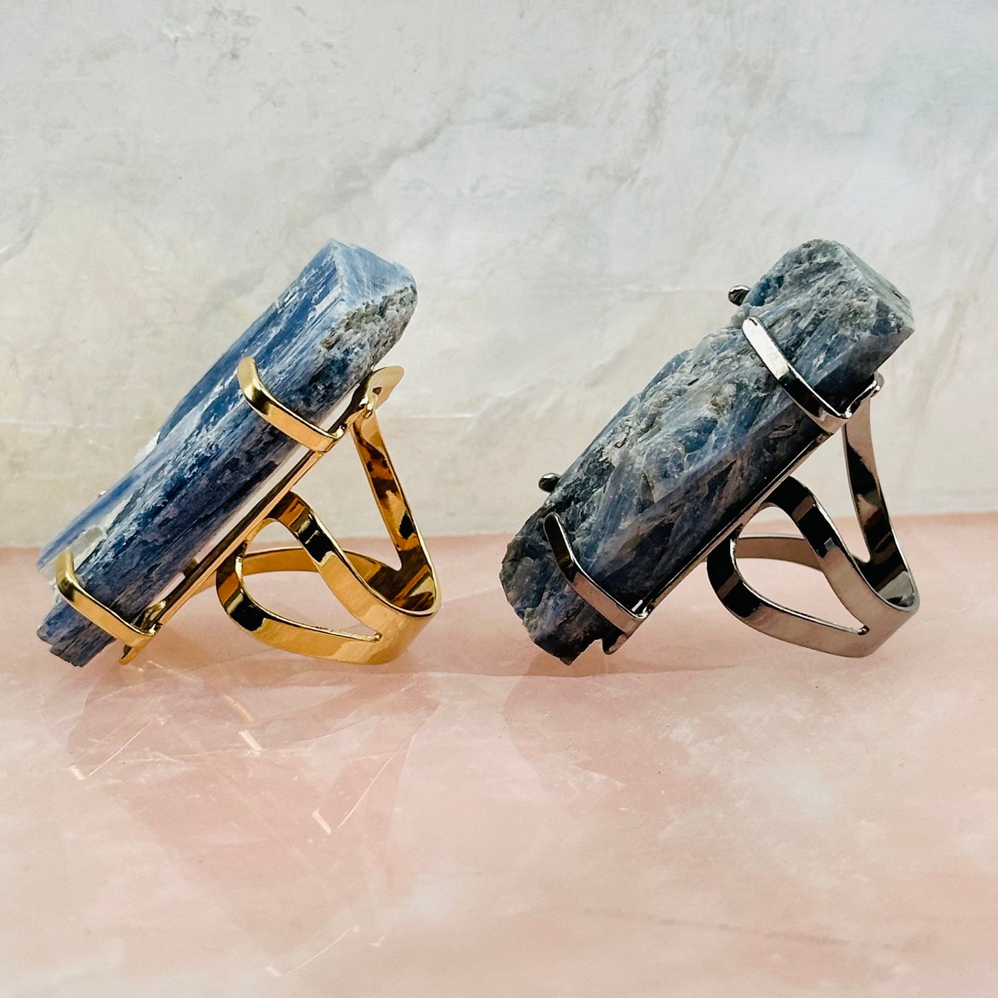close up of the side to show that rings are adjustable 