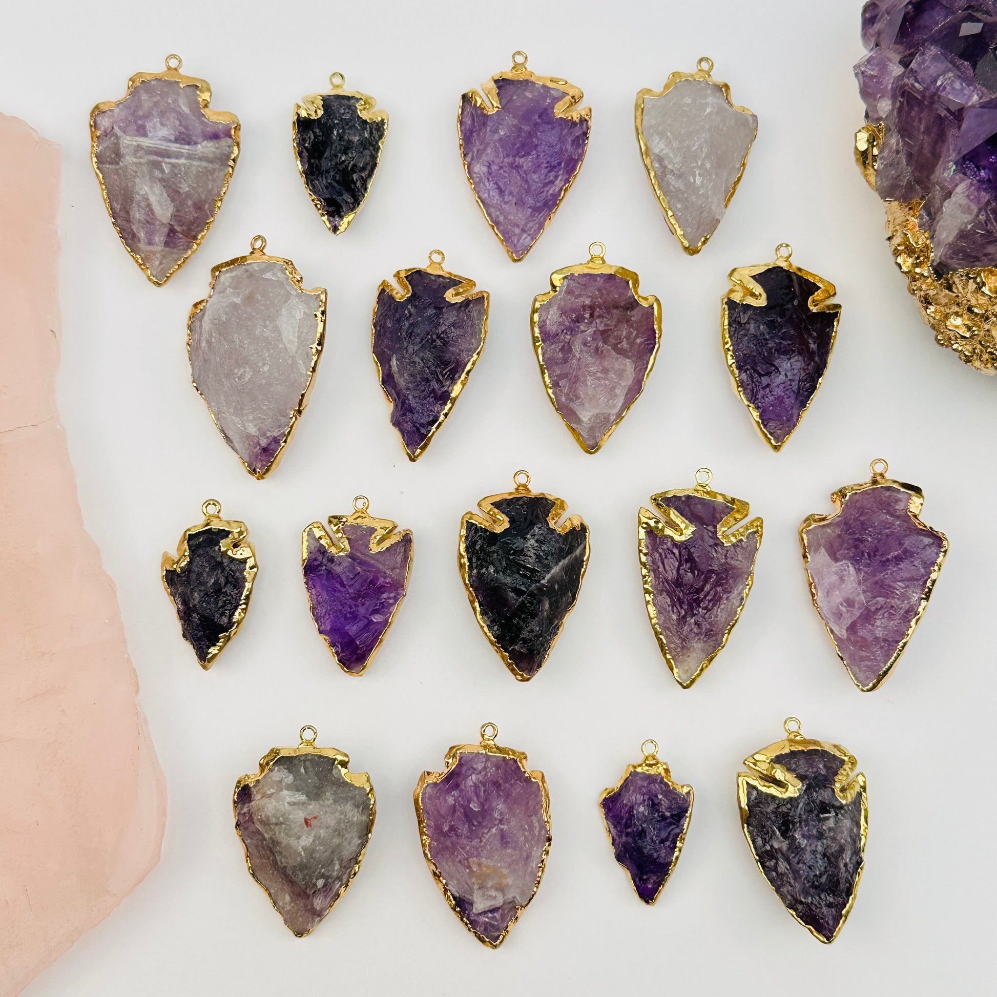multiple arrowheads displayed to show the differences in the sizes and color shades 