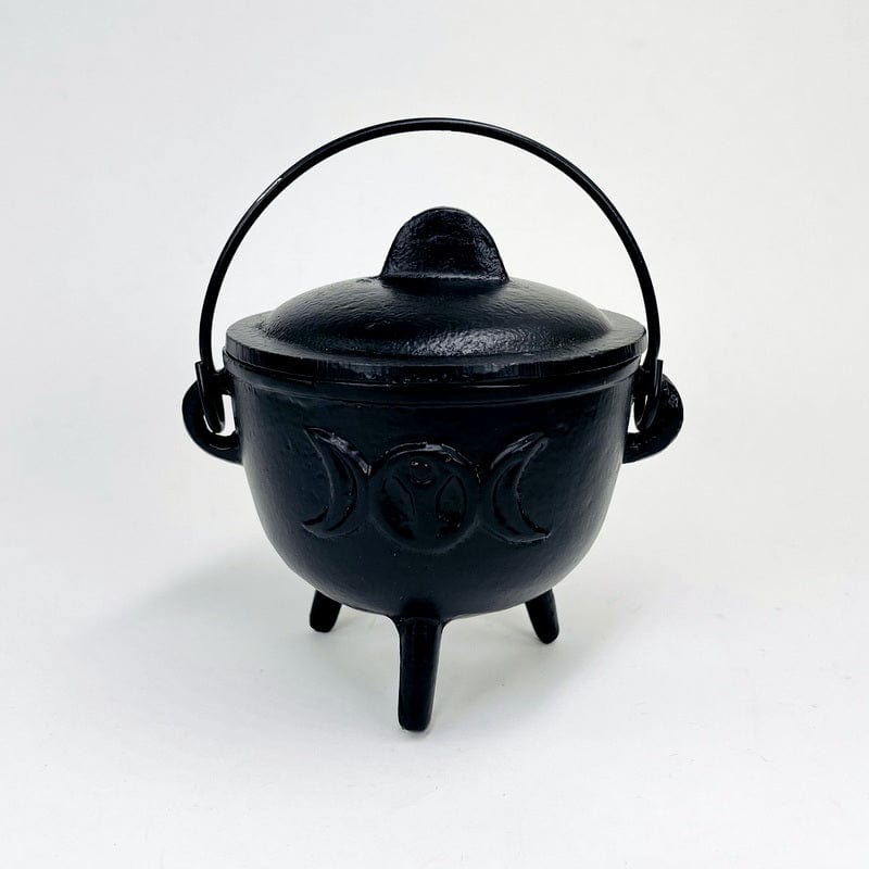 cauldron comes with a lid and a handle 