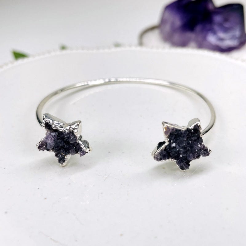 close up of the details on a silver star drusy bracelet