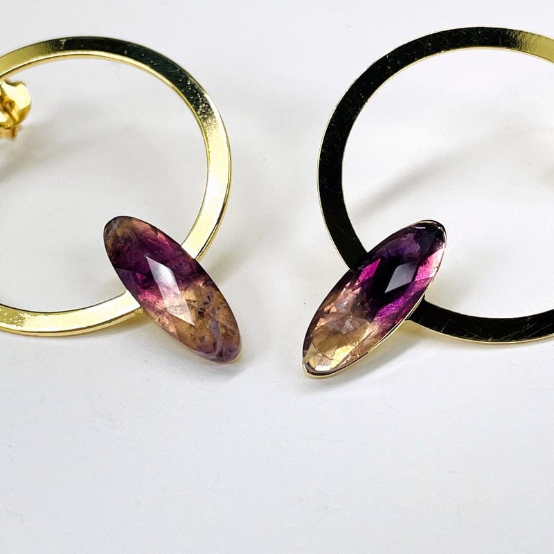 close up of the faceted gemstone 