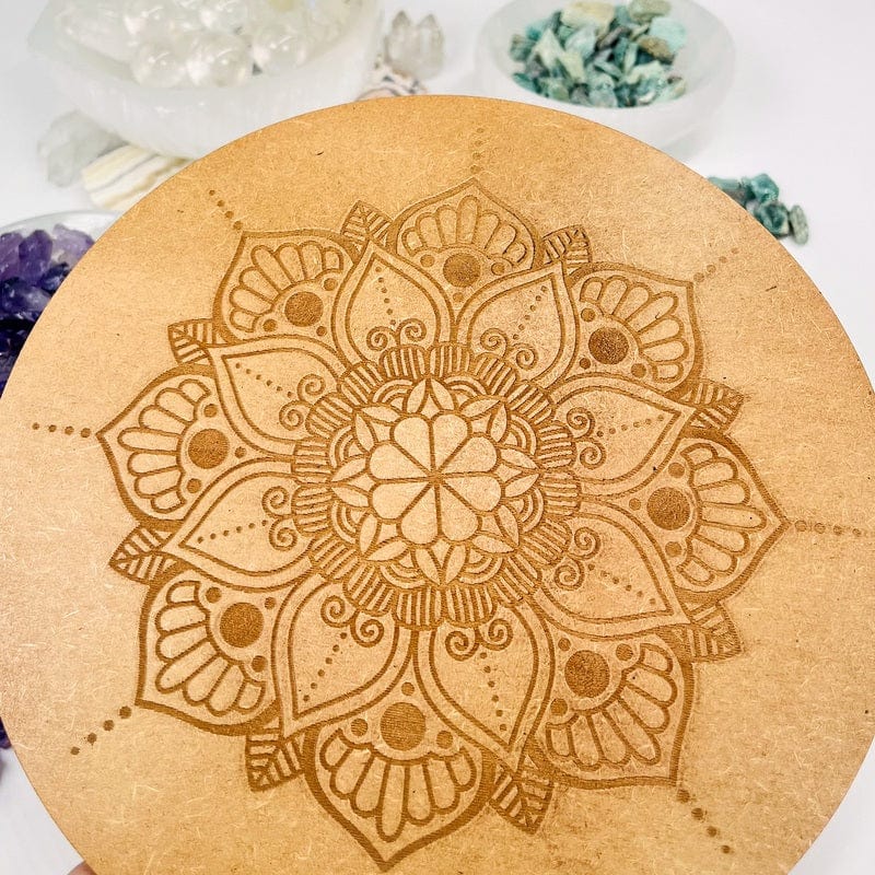 close up of the details on this grid 
