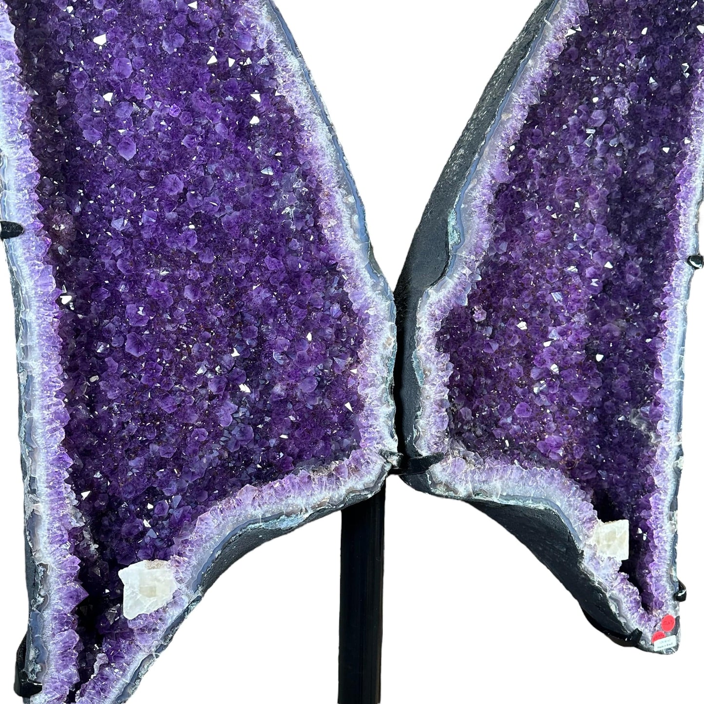 close up of the amethyst crystals 