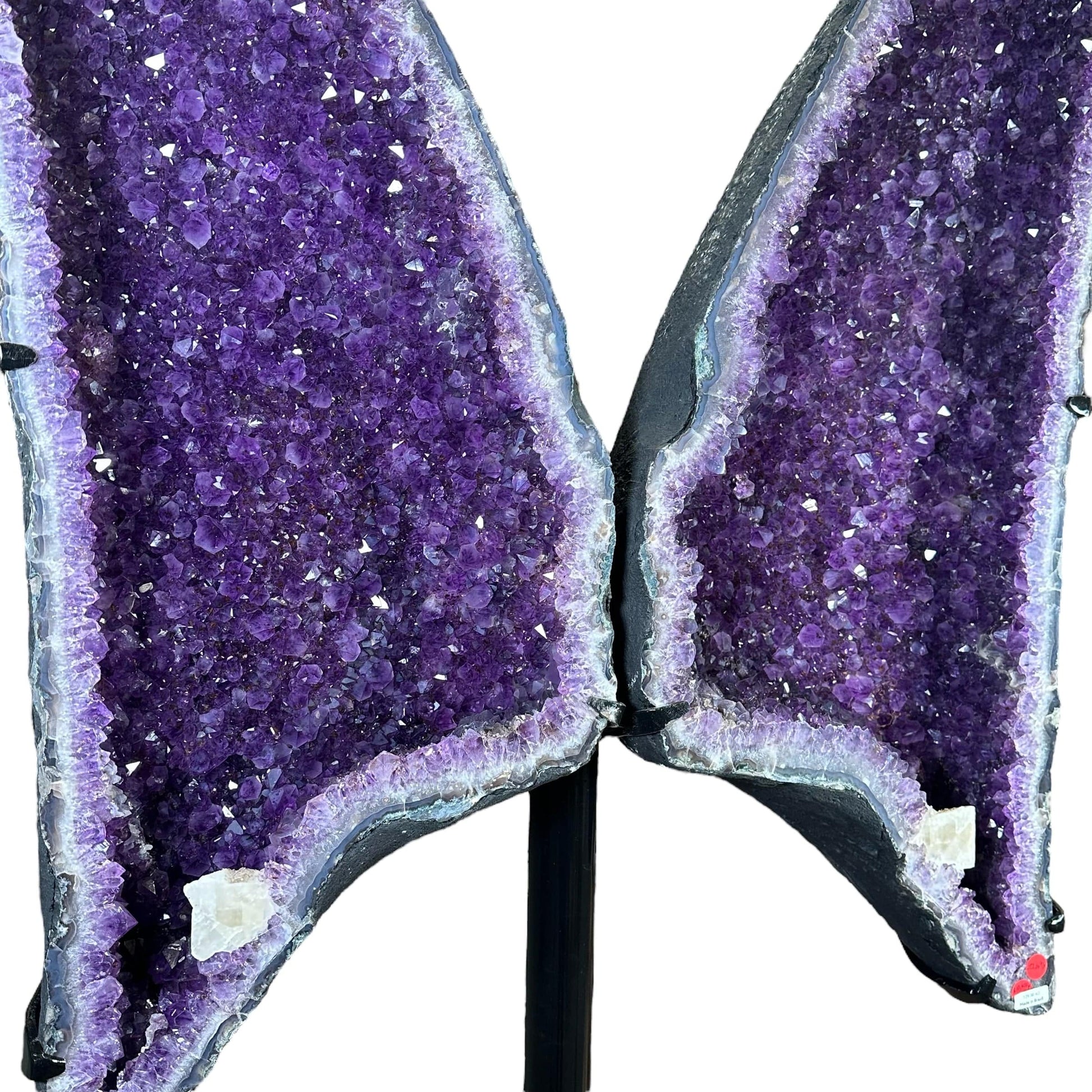 close up of the amethyst crystals 
