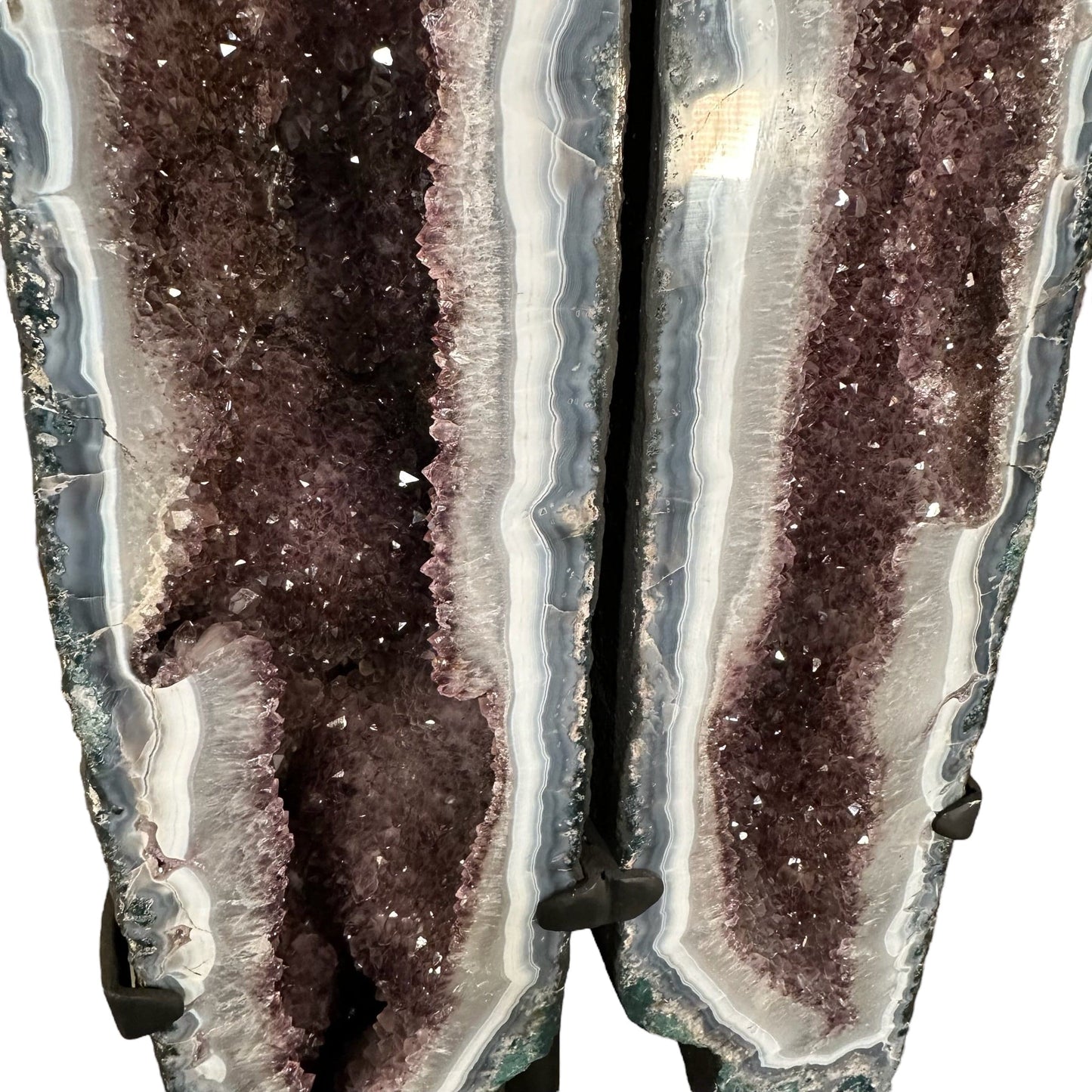 close up of the agate banding and amethyst crystals 