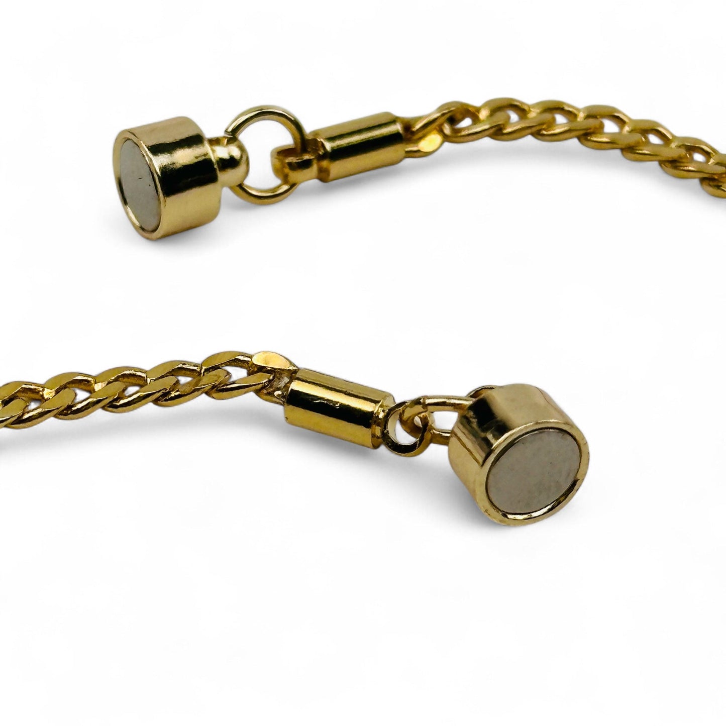 close up of the magnetic necklace clasp 