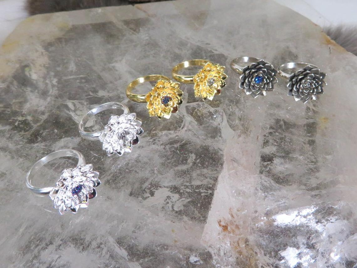 6 succulent ring on a table