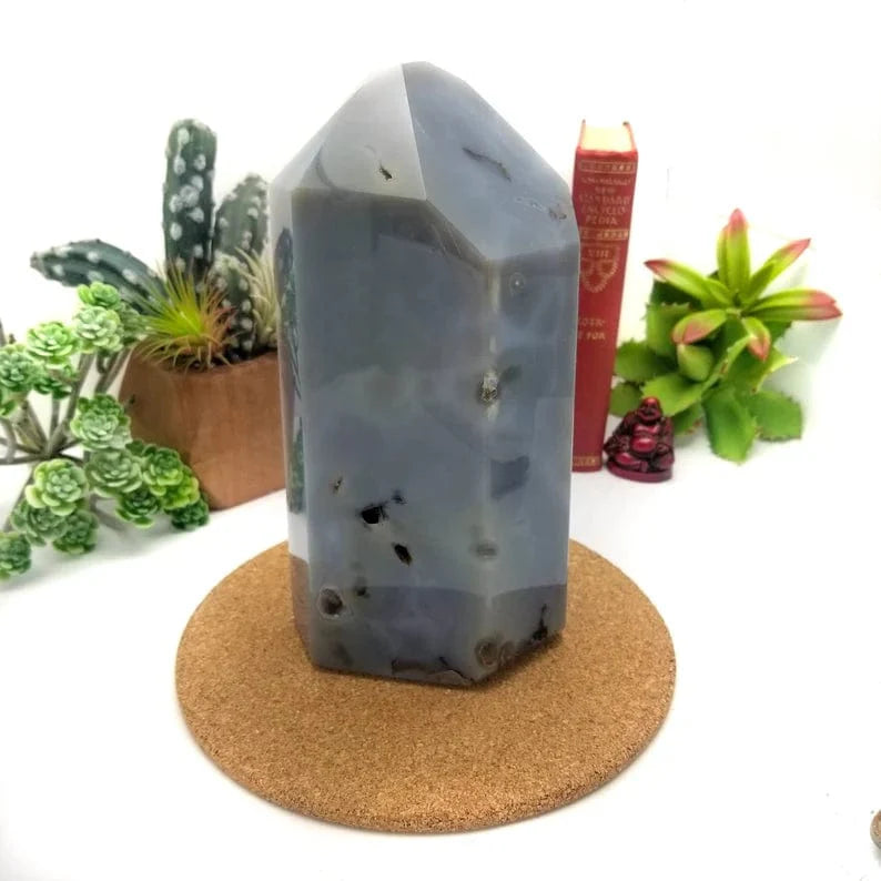 Back side of the amethyst cluster cut base showing gray agate.