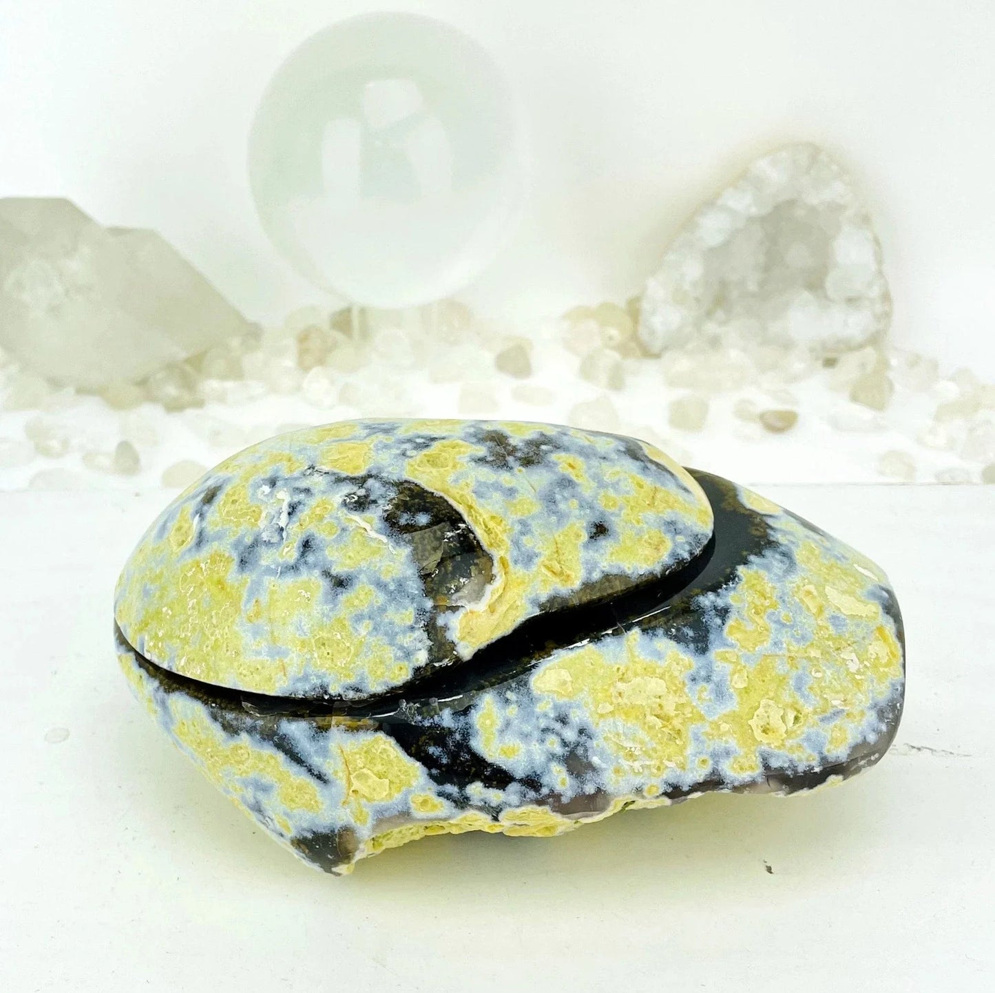 Agate Geode Druzy Box sowing outside with lid on