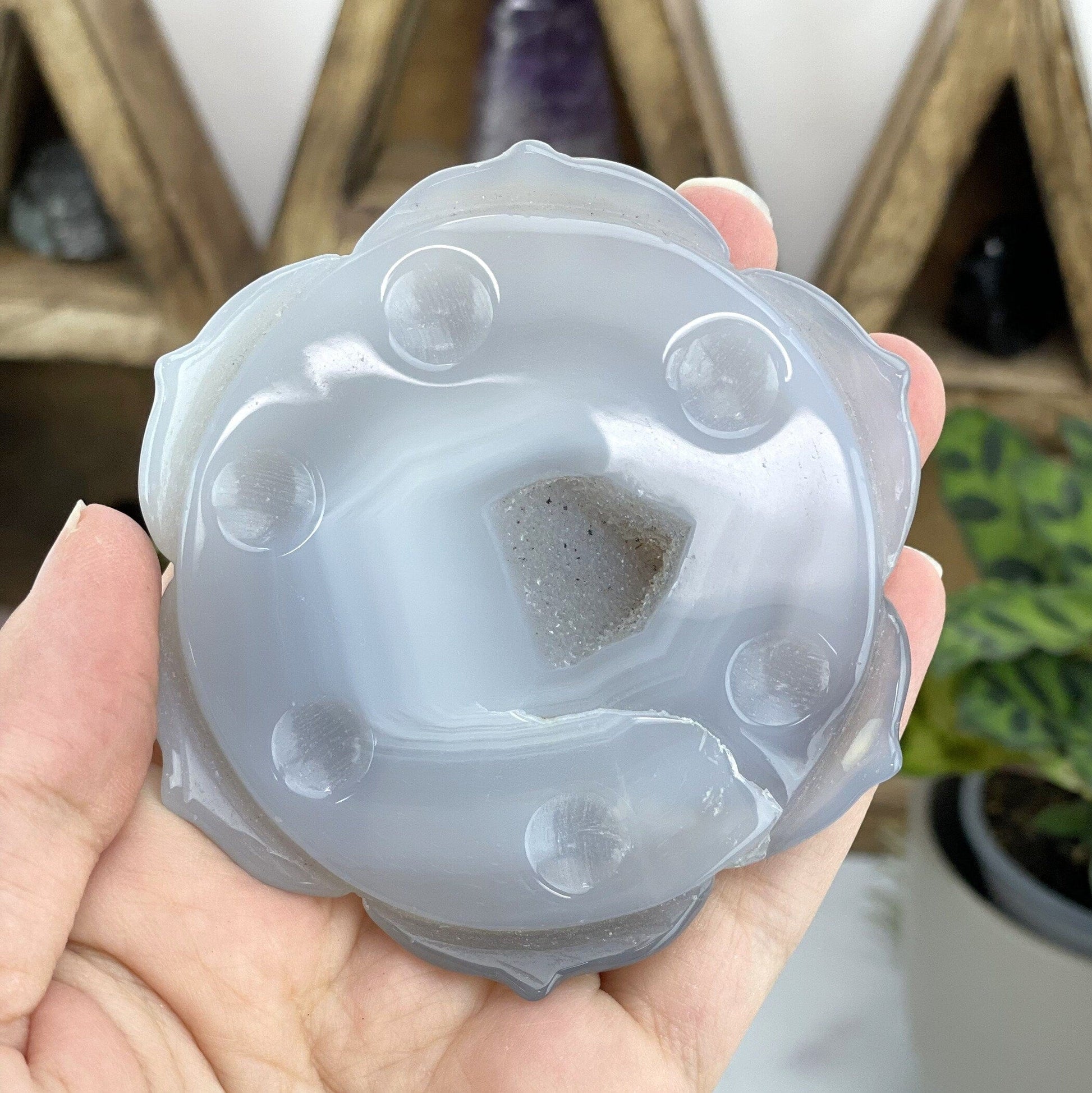 agate with decorations in the background