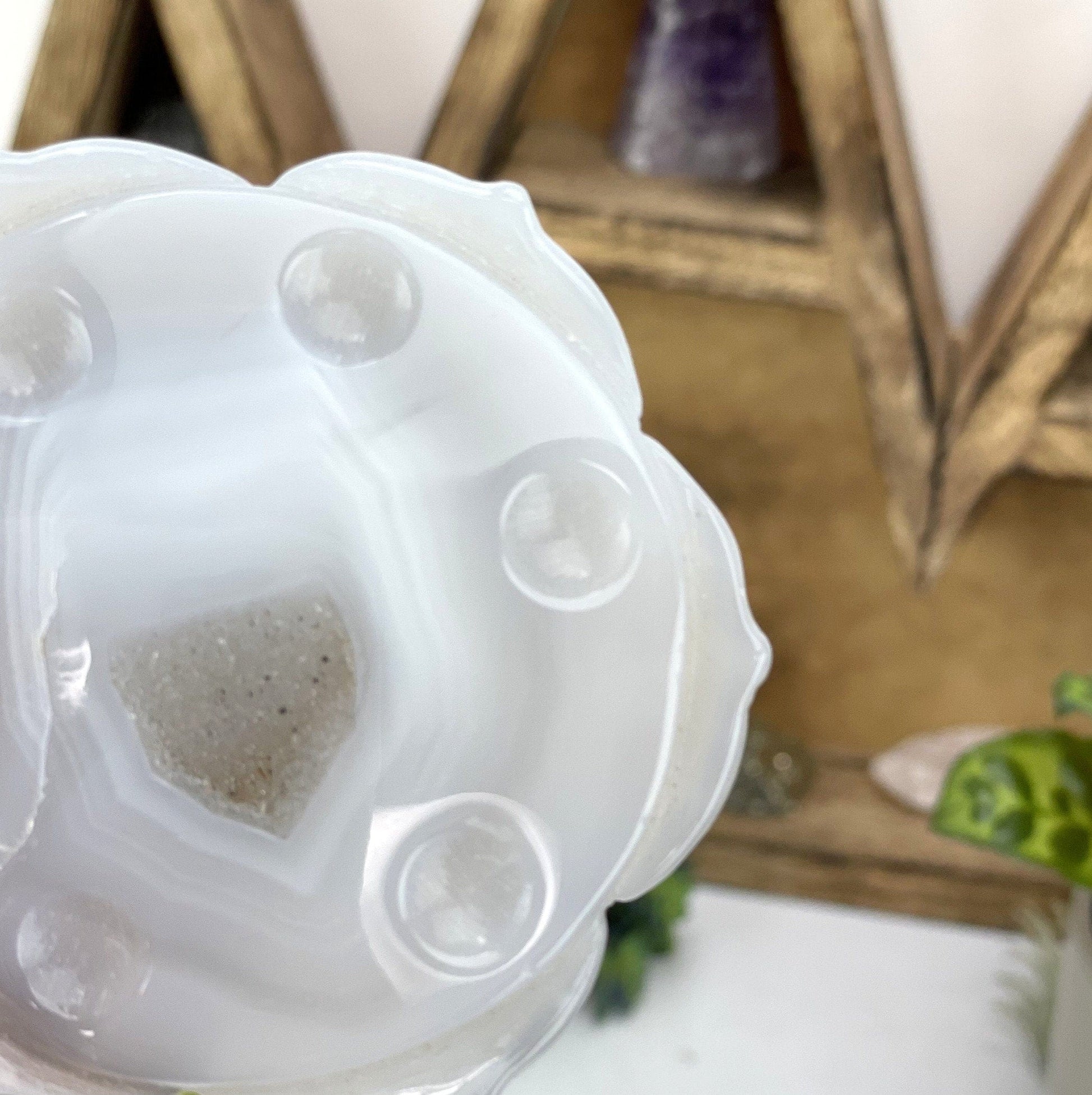 agate with decorations in the background