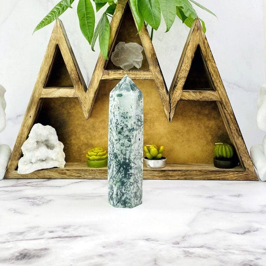 agate with decorations in the background
