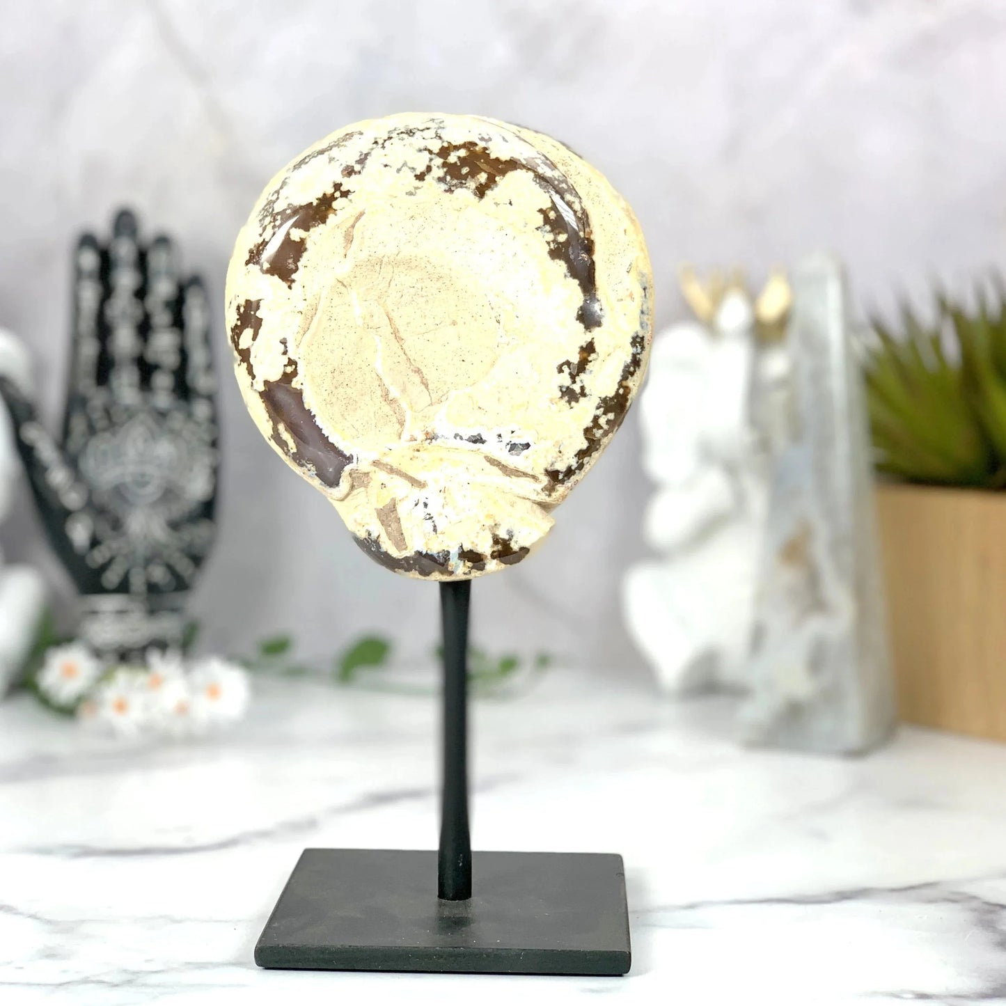 agate with decorations in the background