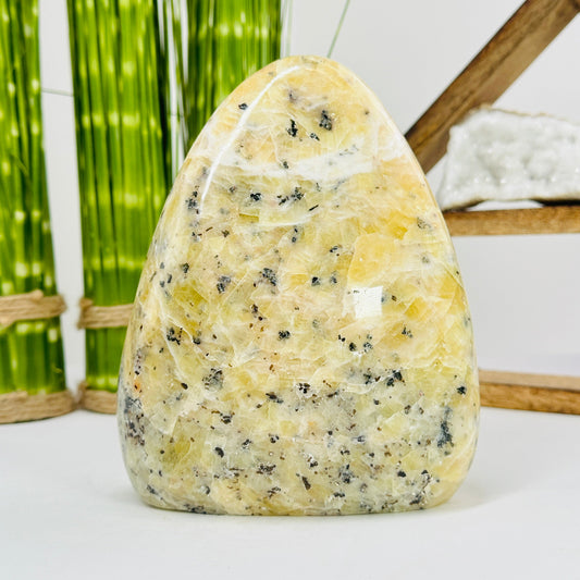 dendrite opal cut base with decorations in the background